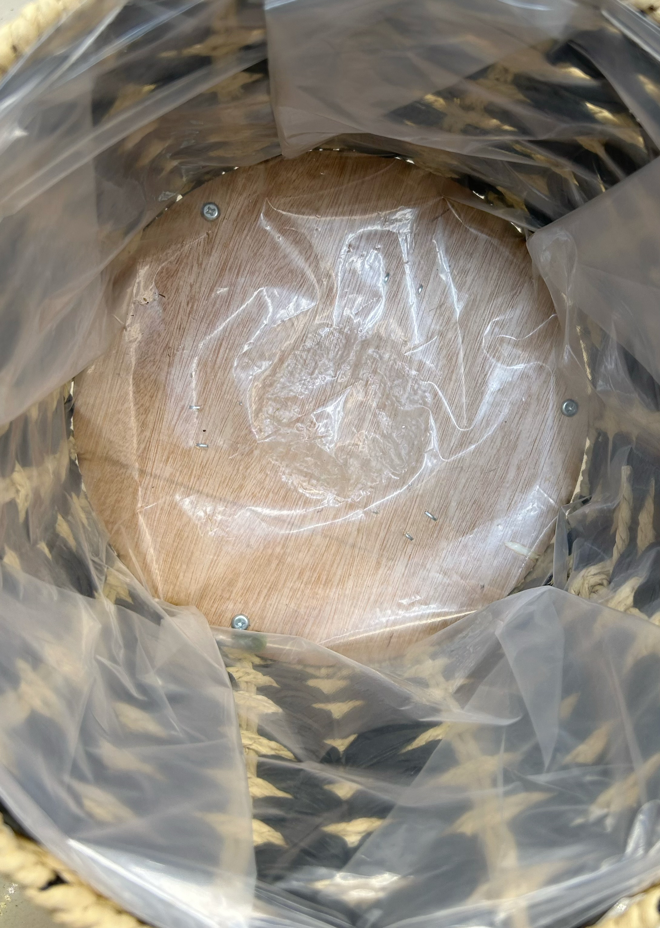 Nordic-style creative handcrafted flower baskets, wooden legs, high flower stands, floor-standing indoor decorations, green ivy flower POTS and flower ornaments Item Picture