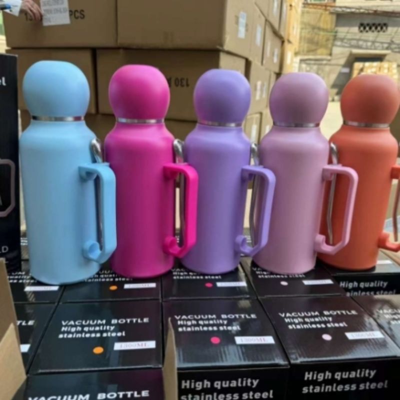 New stainless steel insulated cup vacuum large-capacity outdoor portable hand-held water bottle New stainless steel insulated cup vacuum large-capacity outdoor portable hand-held water bottle