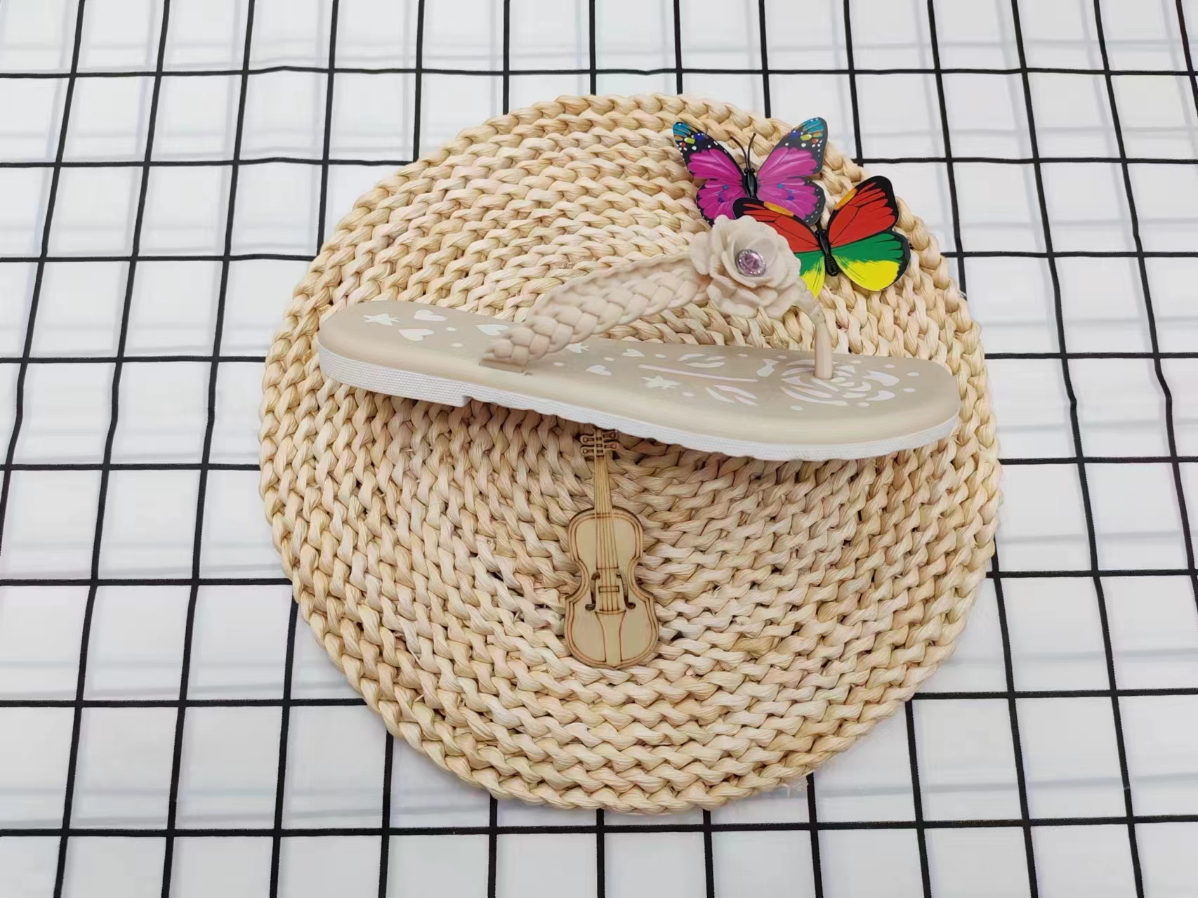 Summer fashion: Wear flower-patterned flip-flops over your feet Specification image