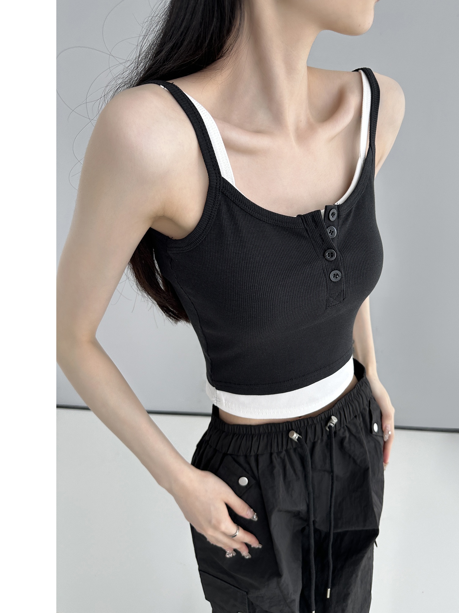 Two contrasting color halter tops for women's summer 2024 new style outerwear, a slimming short top for girls with halter tops, versatile and slimming for women Specification image