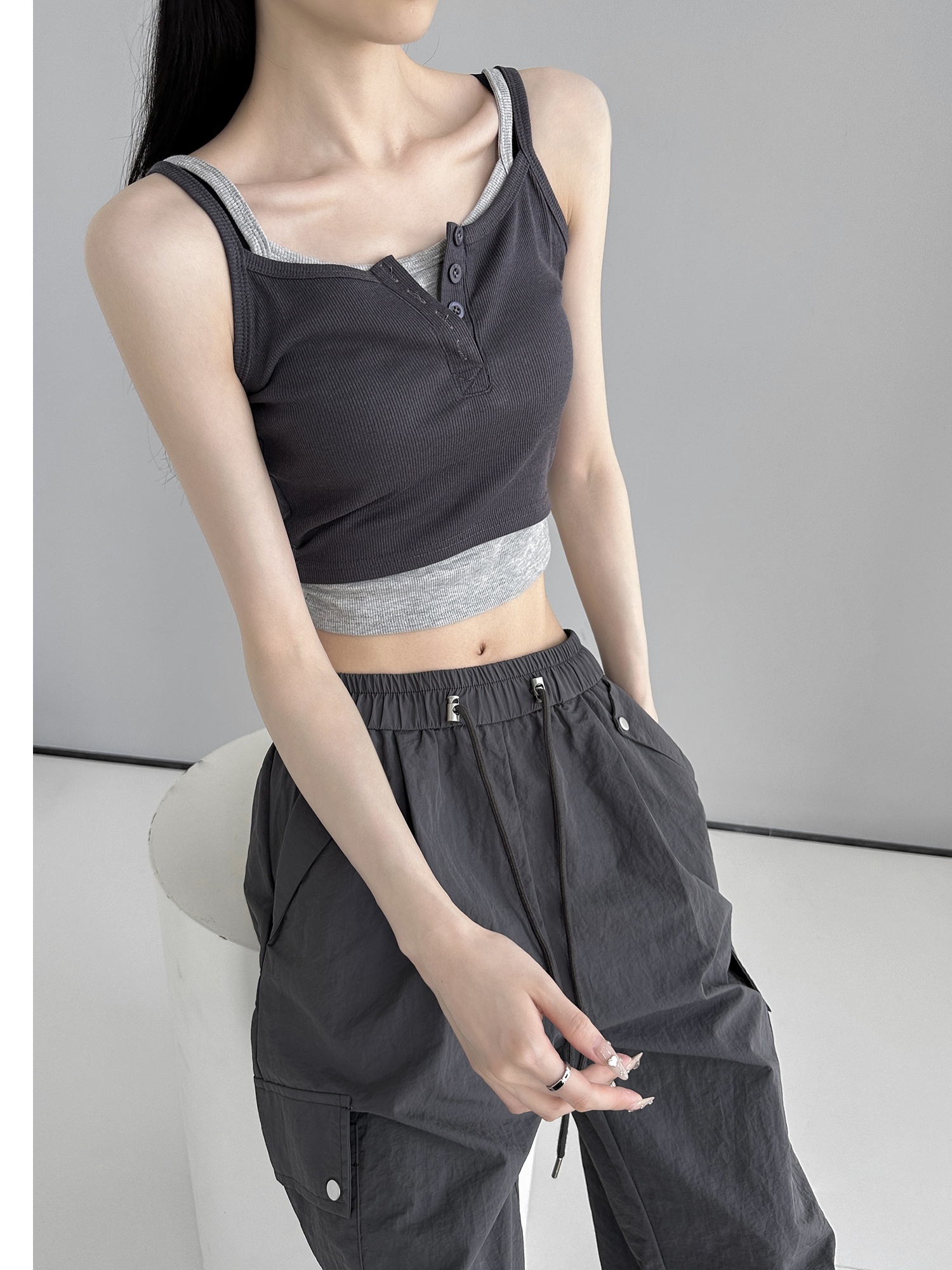 Two contrasting color halter tops for women's summer 2024 new style outerwear, a slimming short top for girls with halter tops, versatile and slimming for women Item Picture