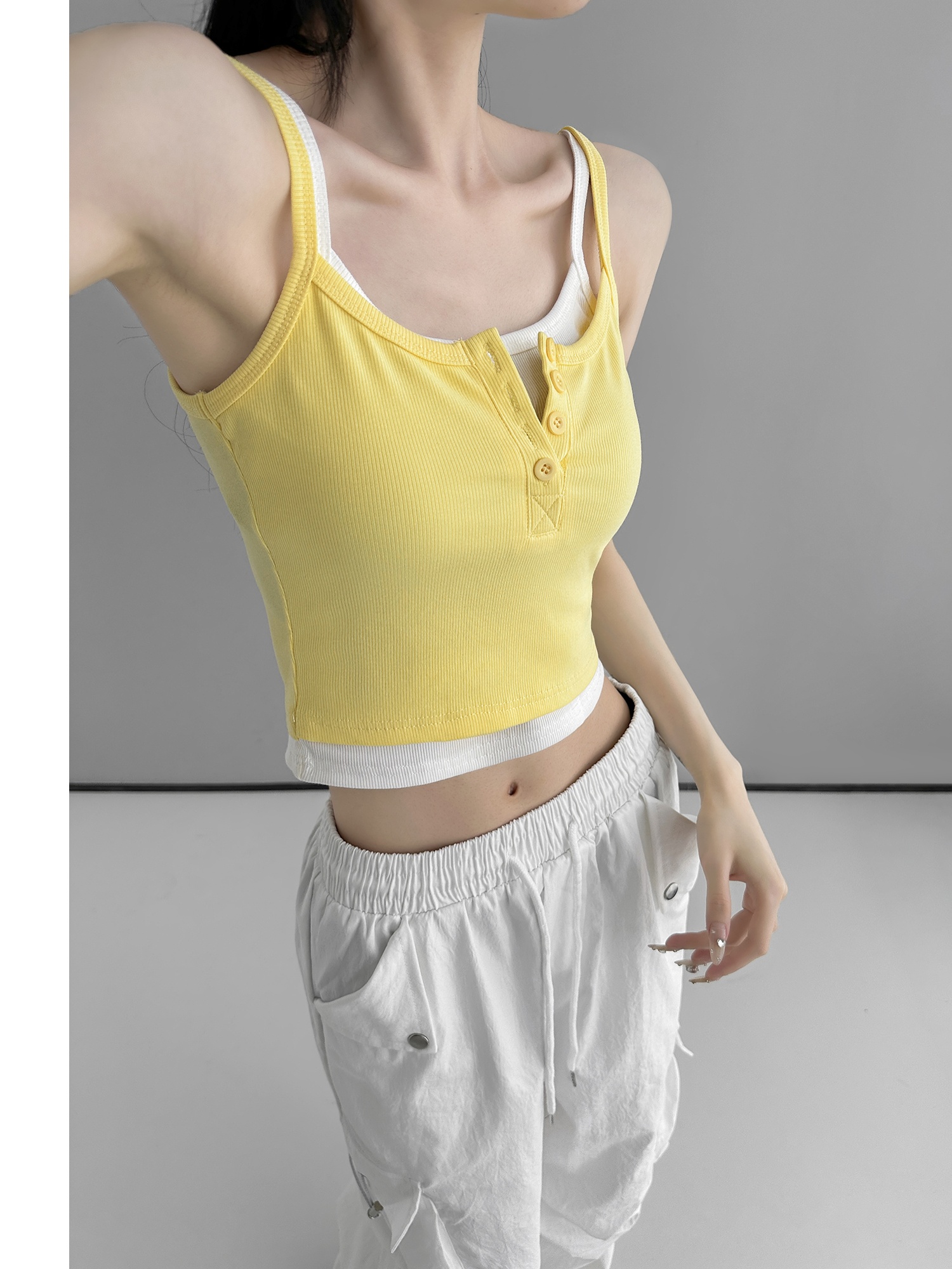 Two contrasting color halter tops for women's summer 2024 new style outerwear, a slimming short top for girls with halter tops, versatile and slimming for women details Picture