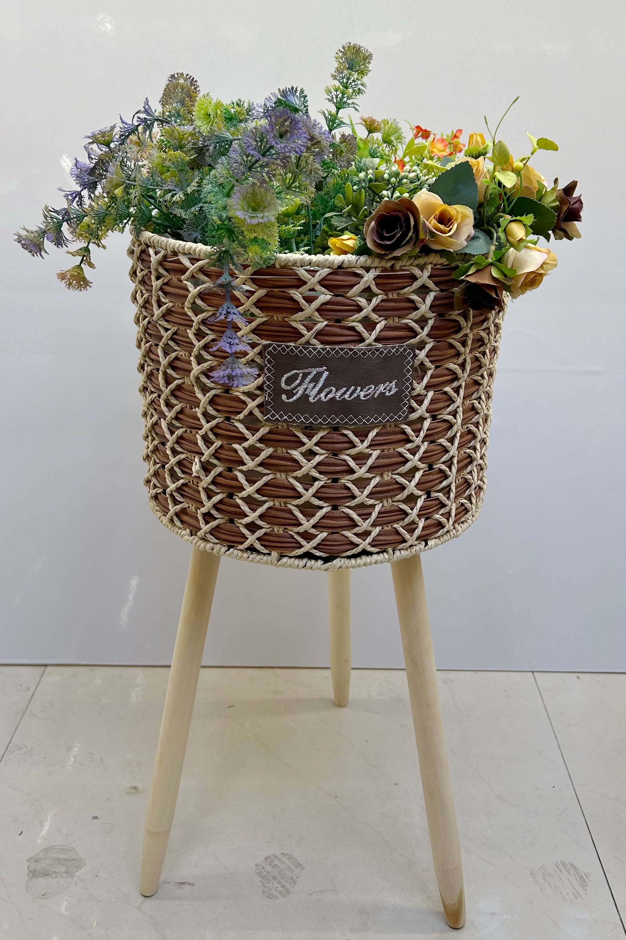 Nordic-style creative hand-woven flower baskets, wooden legs, high flower stands, floor-standing indoor decorations, green ivy flower POTS, flower ornaments, large bubble beads, and small flower ornaments details Picture