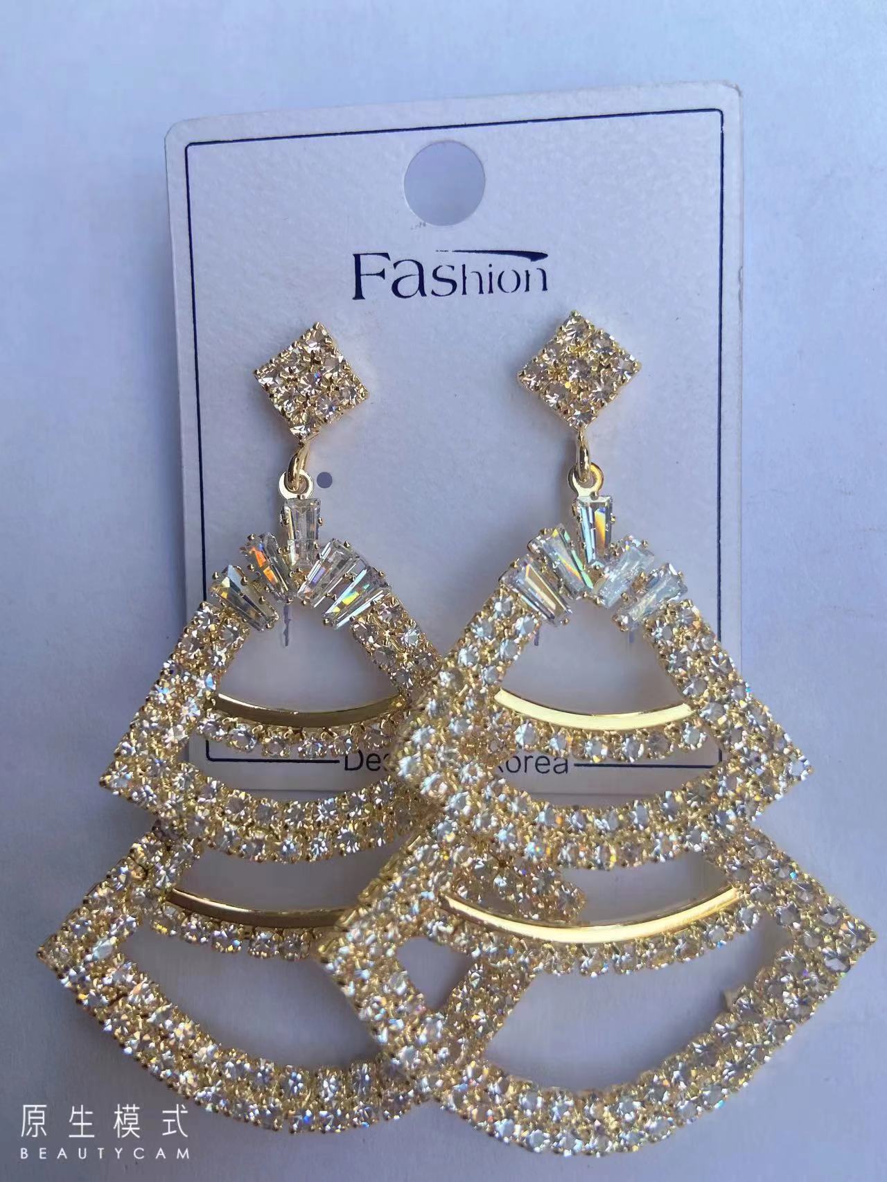 Bare diamond earrings detail image 4