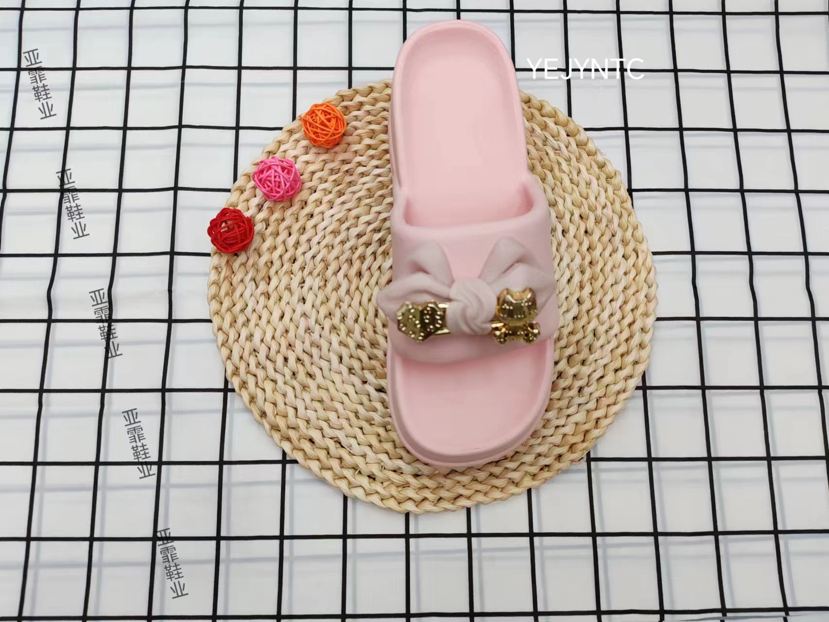 Summer fashion: Wear thick-soled high-heeled flip-flops outside