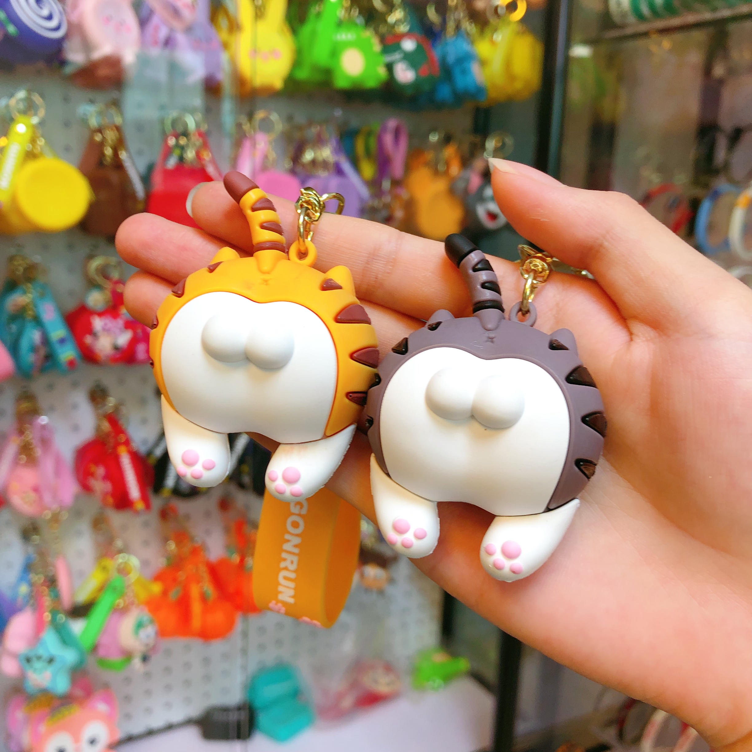 Cartoon cat fart keychain, cute girl's bag, soft plastic figurine pendant, personalized anime car key pendant Specification image