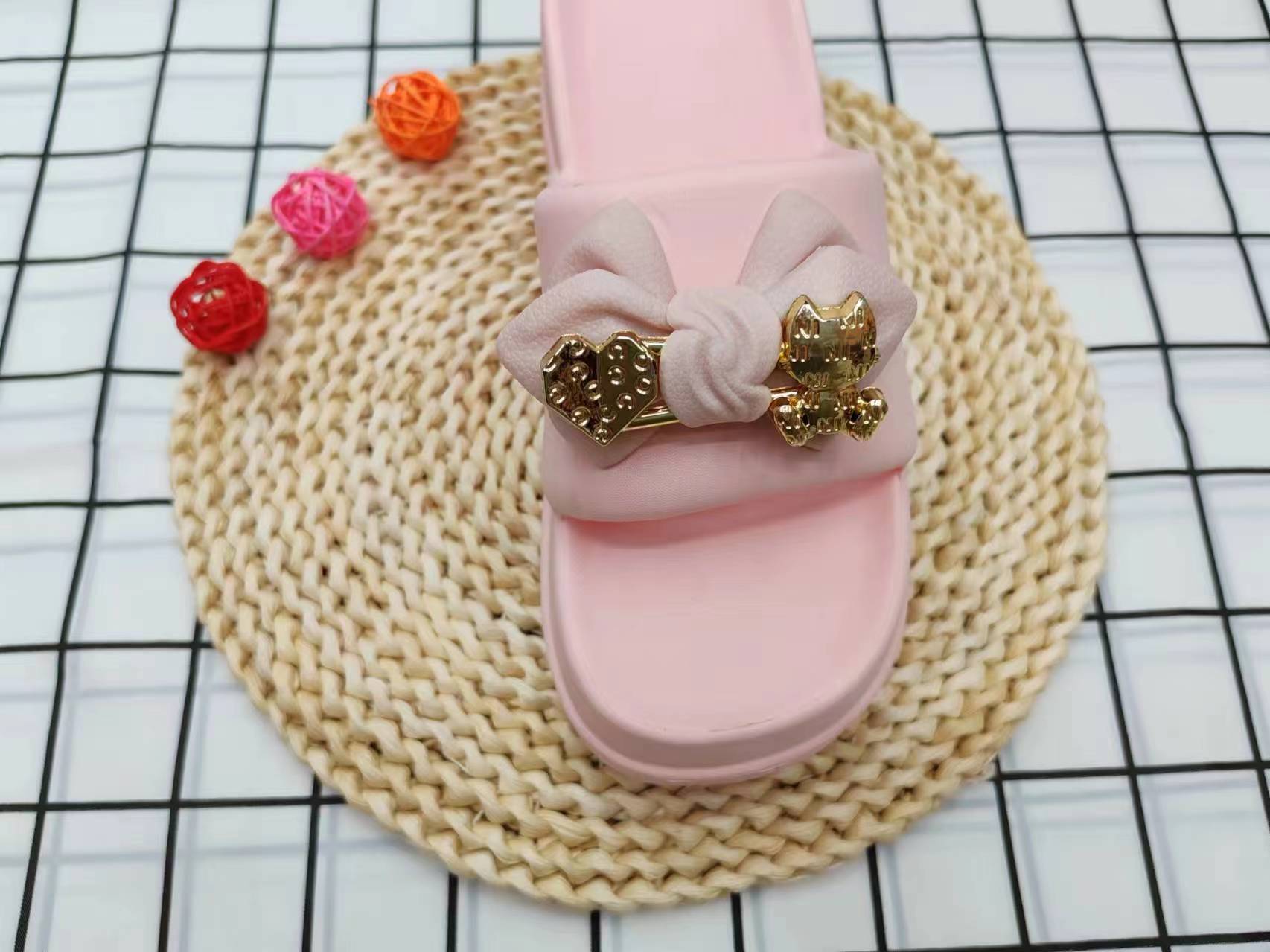 Summer fashion: Wear thick-soled high-heeled flip-flops outside details Picture