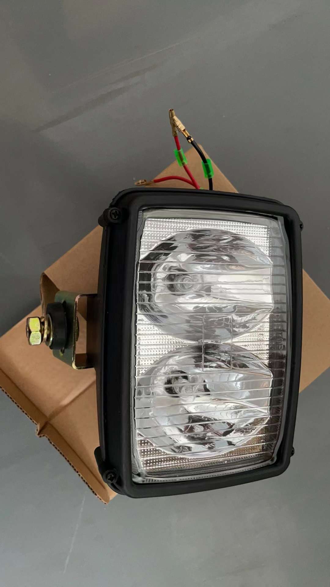 Agricultural machinery parts are suitable for New Holland car headlight work light 9813938