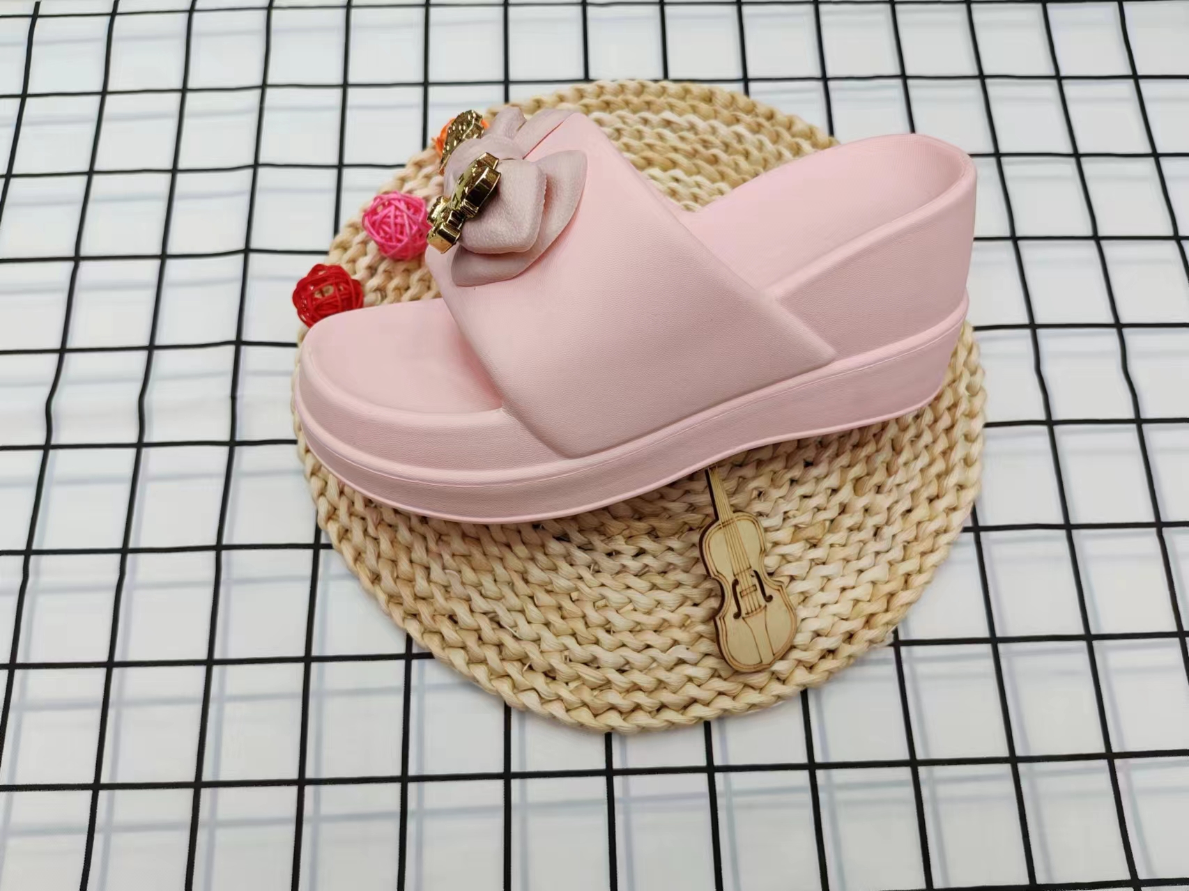 Summer fashion: Wear thick-soled high-heeled flip-flops outside Application Scenario