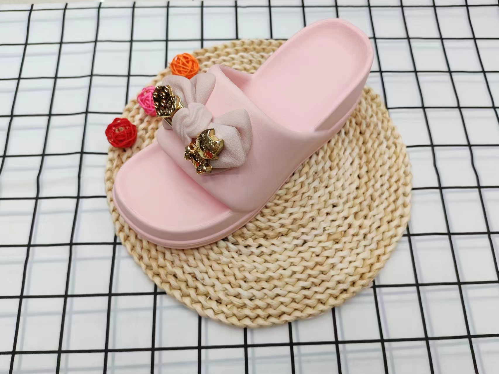 Summer fashion: Wear thick-soled high-heeled flip-flops outside Specification image