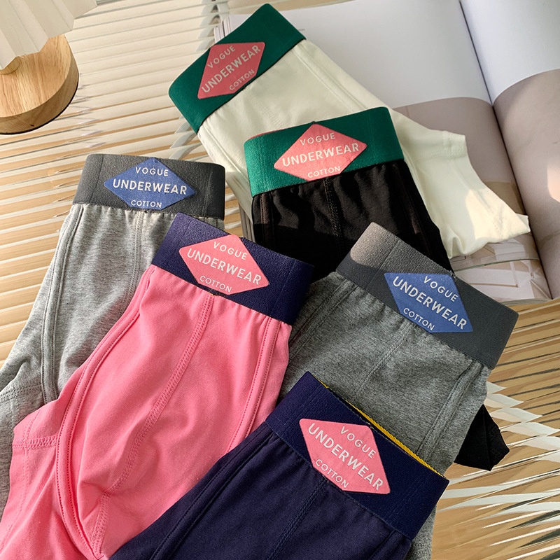 The men's four-corner pants feature a breathable midwaist, an antibacterial crotch, and a contrasting color letter waistband. They are comfortable, skin-friendly, simple, and do not get stuck in the crotch. They are highly elastic details Picture
