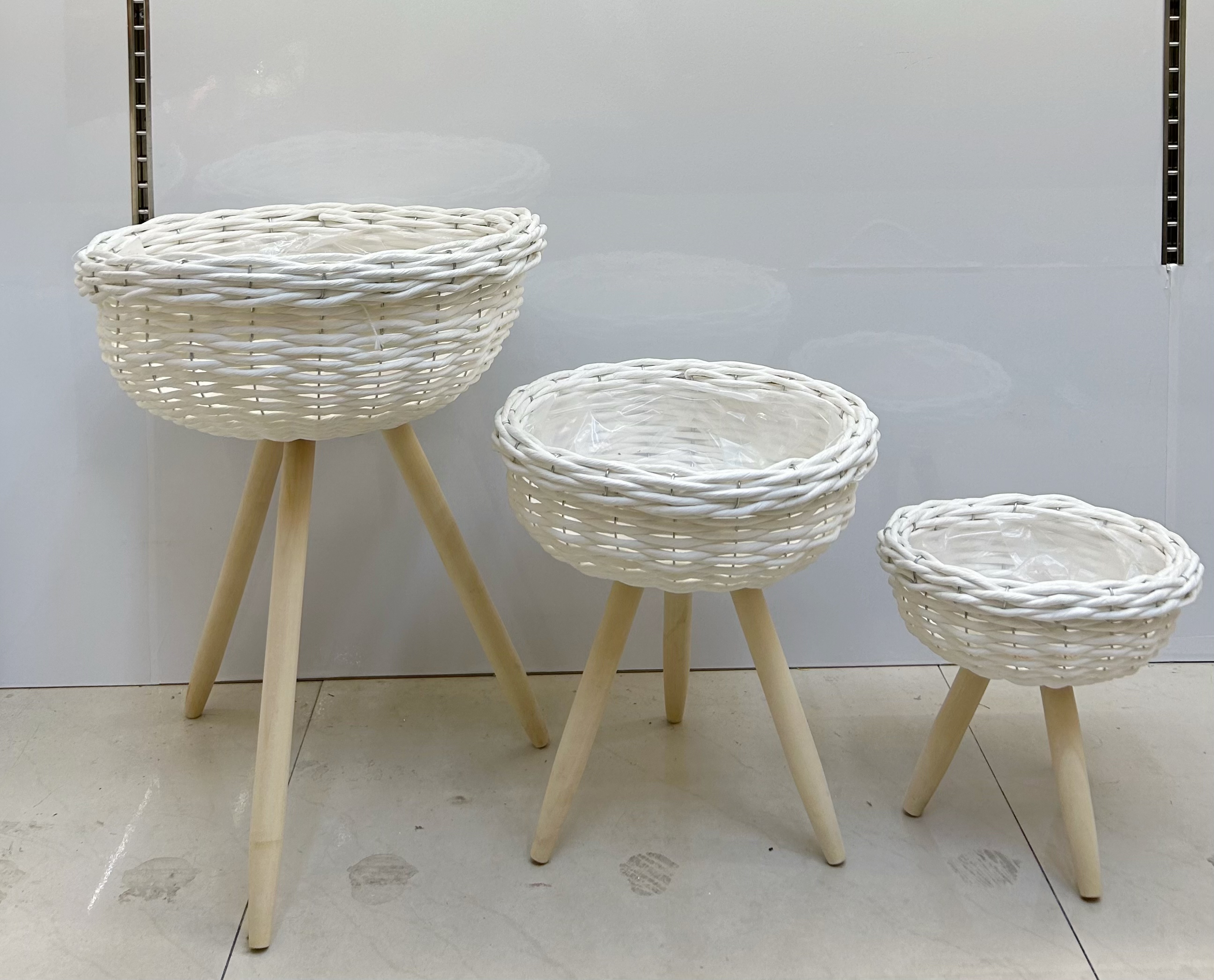 Nordic-style creative hand-woven flower baskets, wooden legs, high flower stands, floor-standing indoor decoration, green ivy flower POTS, flower gardening details Picture