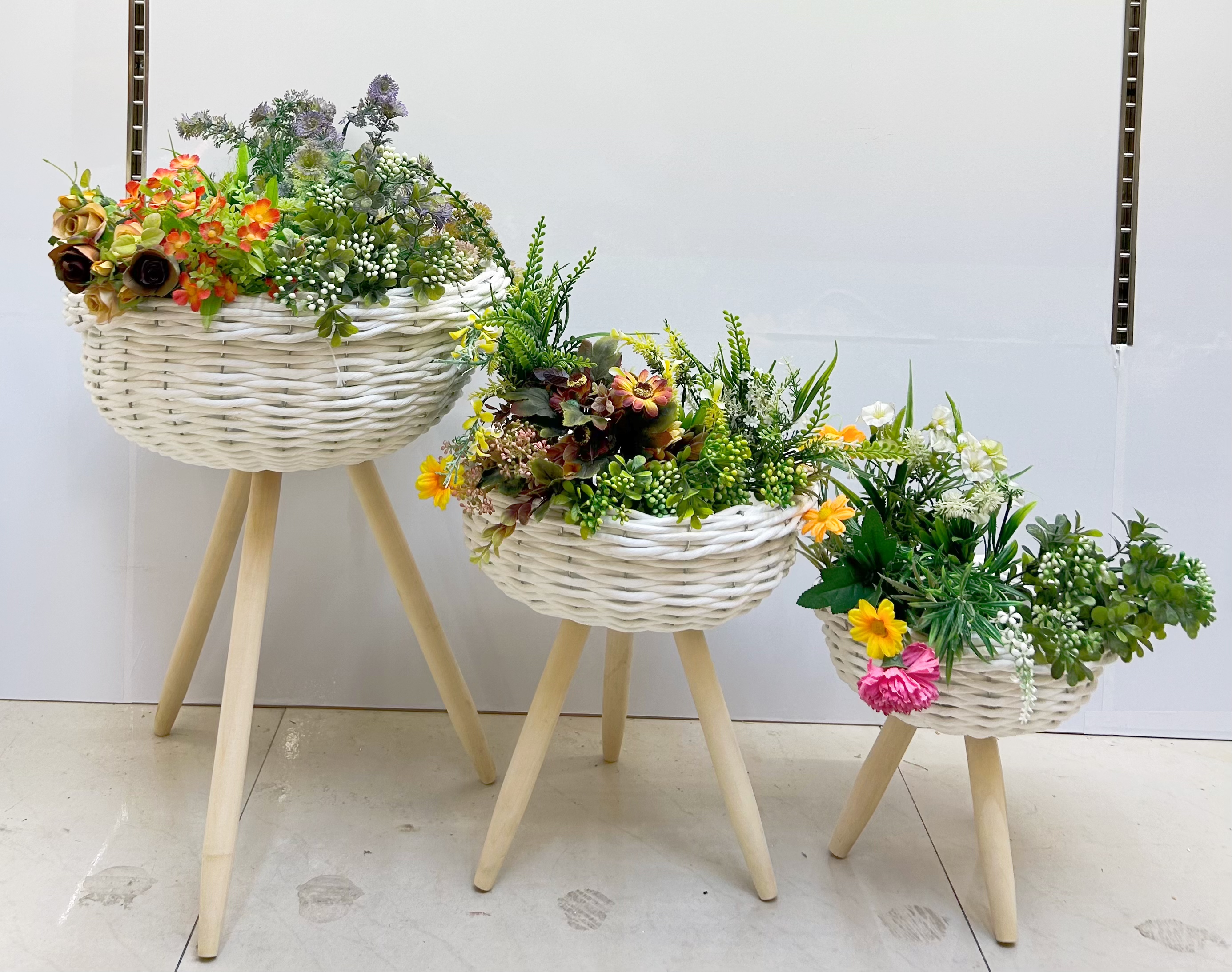 Nordic-style creative hand-woven flower baskets, wooden legs, high flower stands, floor-standing indoor decoration, green ivy flower POTS, flower gardening Nordic-style creative hand-woven flower baskets, wooden legs, high flower stands, floor-standing indoor decoration, green ivy flower POTS, flower gardening