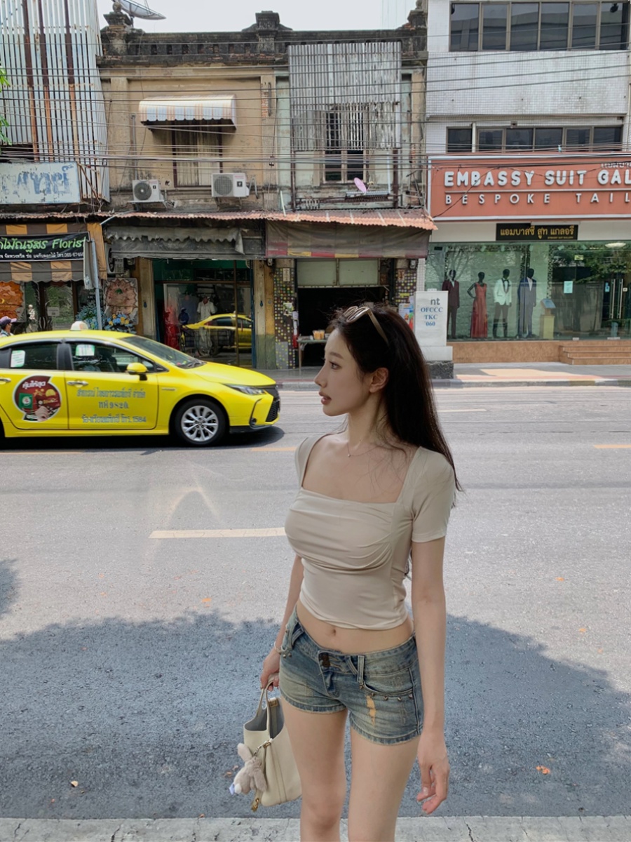 Retro solid color square collar collarbone exposed short-sleeved T-shirt for women, sweet and spicy design, pleated, slimming short top details Picture