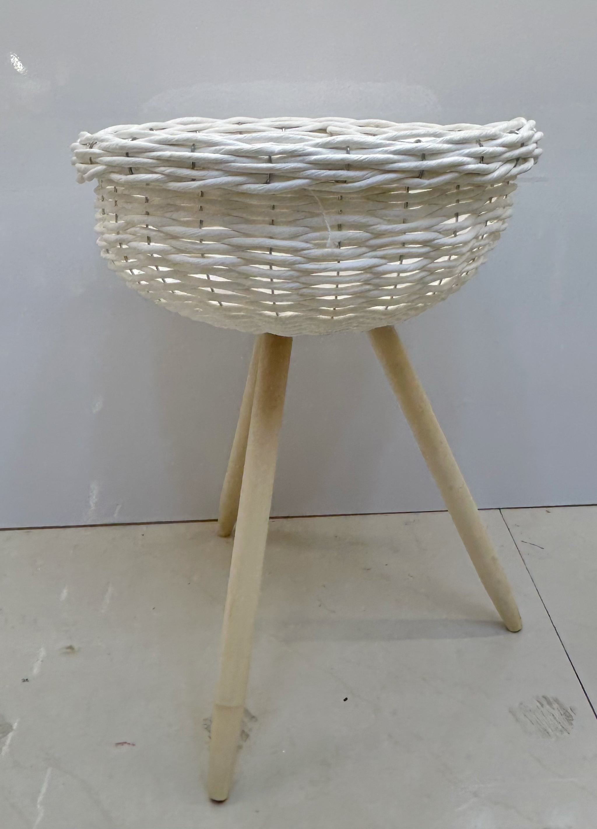 Nordic-style creative hand-woven flower baskets, wooden legs, high flower stands, floor-standing indoor decoration, green ivy flower POTS, flower gardening Specification image