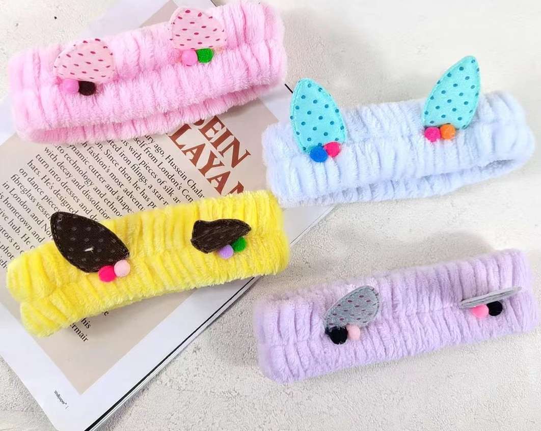 Come up with a pom-pom hair band