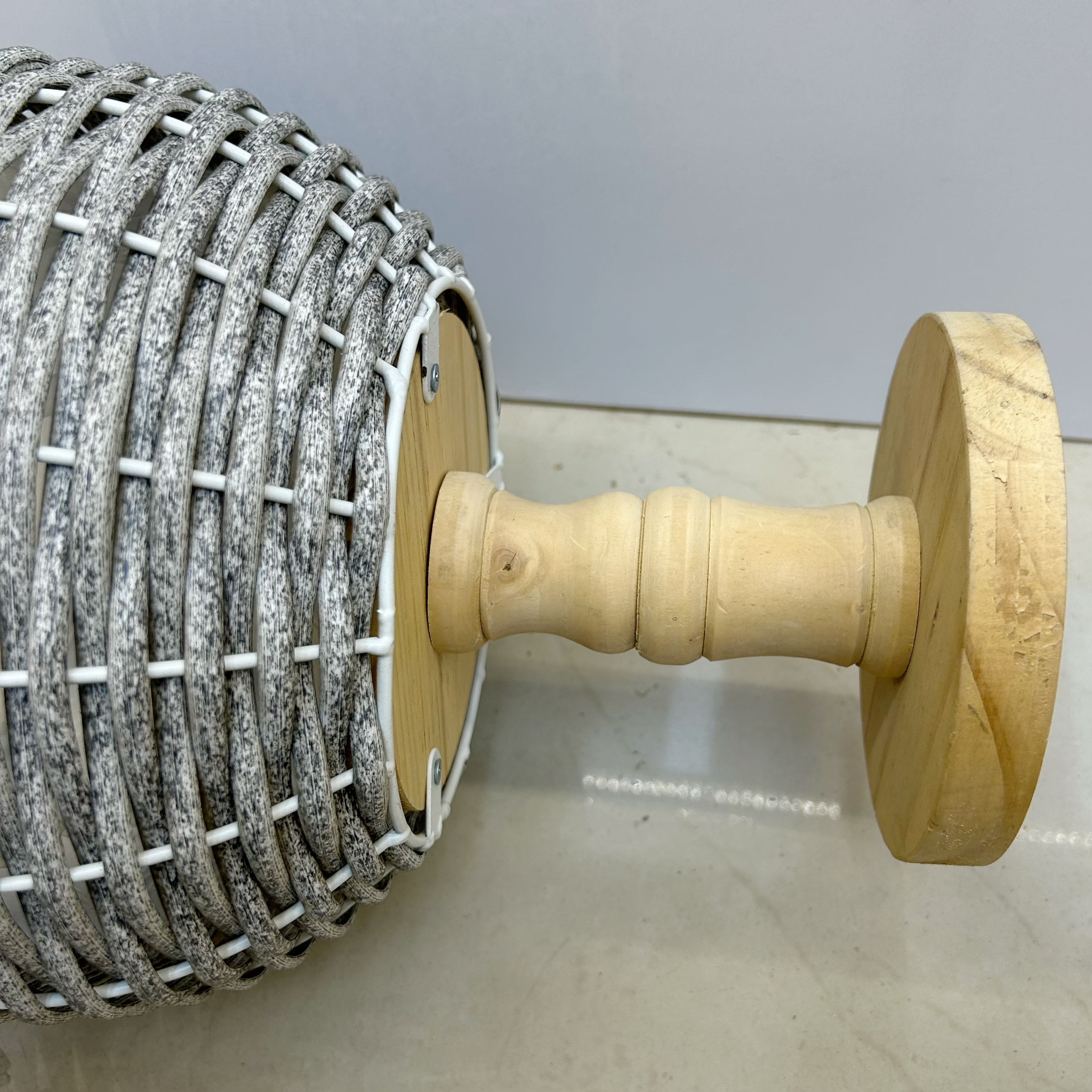 Nordic-style creative hand-woven flower baskets, wooden legs, high flower stands, floor-standing indoor decorations, green ivy flower POTS, flower ornaments, large bubble beads, and small flower ornaments Item Picture