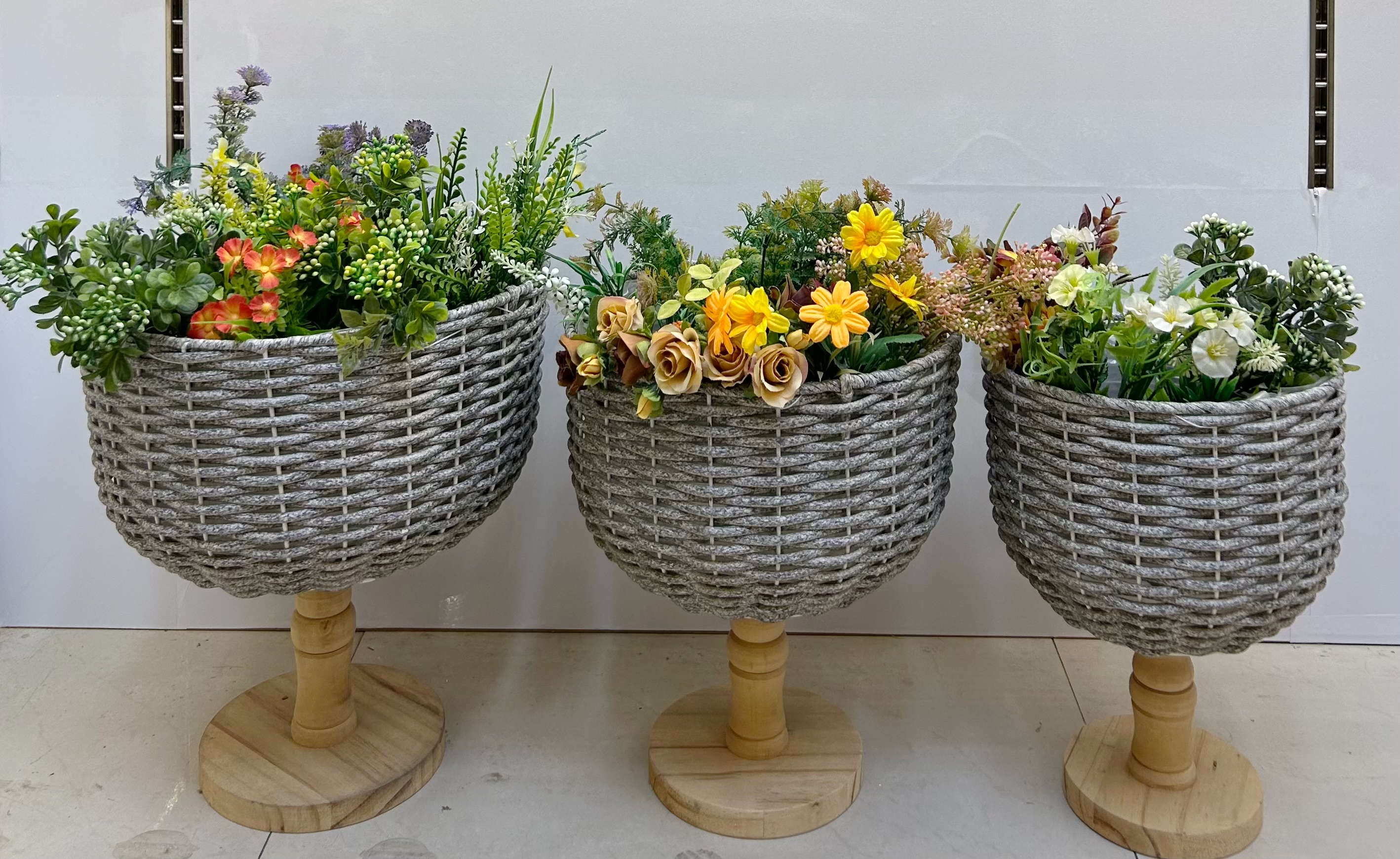 Nordic-style creative hand-woven flower baskets, wooden legs, high flower stands, floor-standing indoor decorations, green ivy flower POTS, flower ornaments, large bubble beads, and small flower ornaments