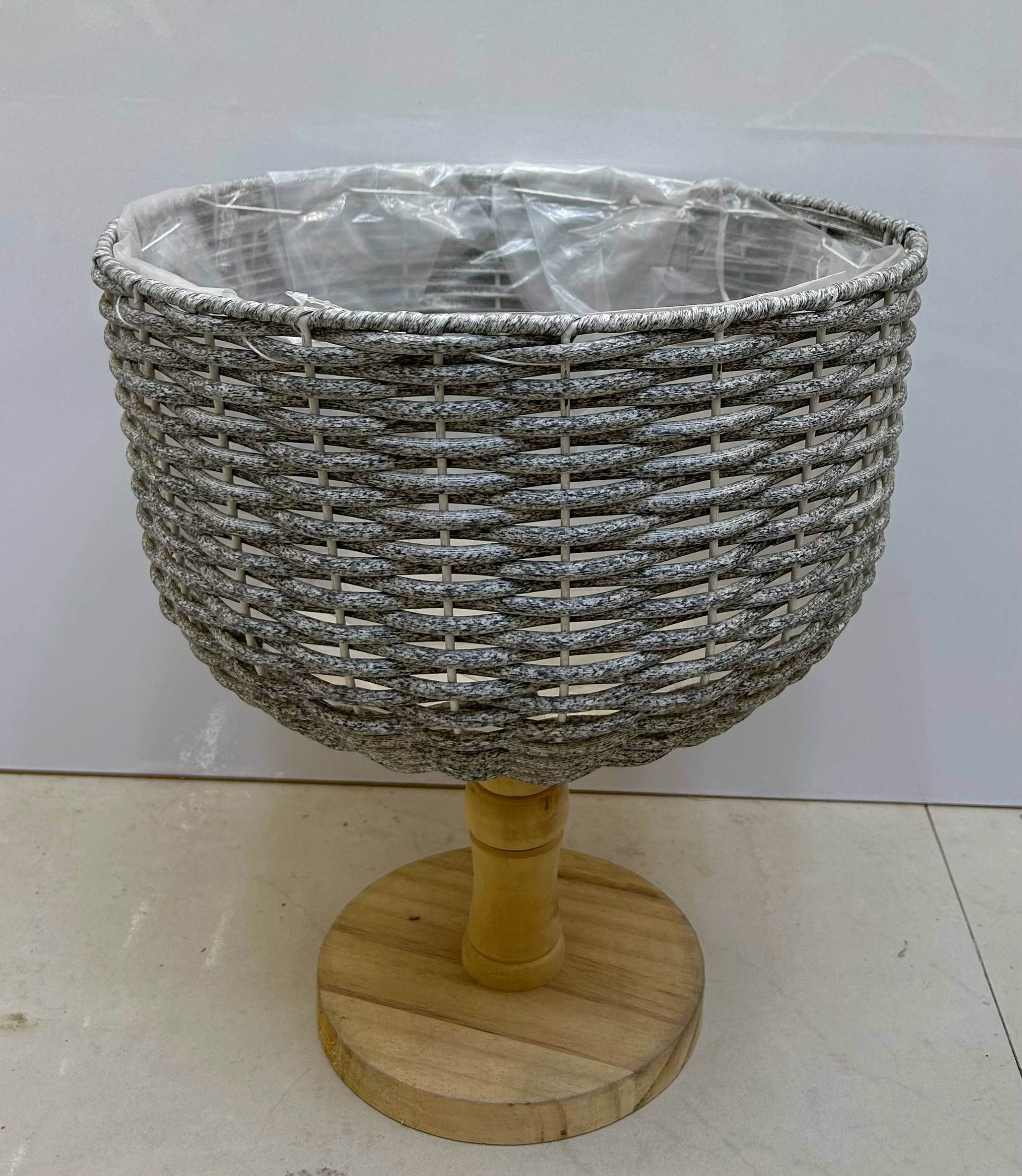 Nordic-style creative hand-woven flower baskets, wooden legs, high flower stands, floor-standing indoor decorations, green ivy flower POTS, flower ornaments, large bubble beads, and small flower ornaments details Picture