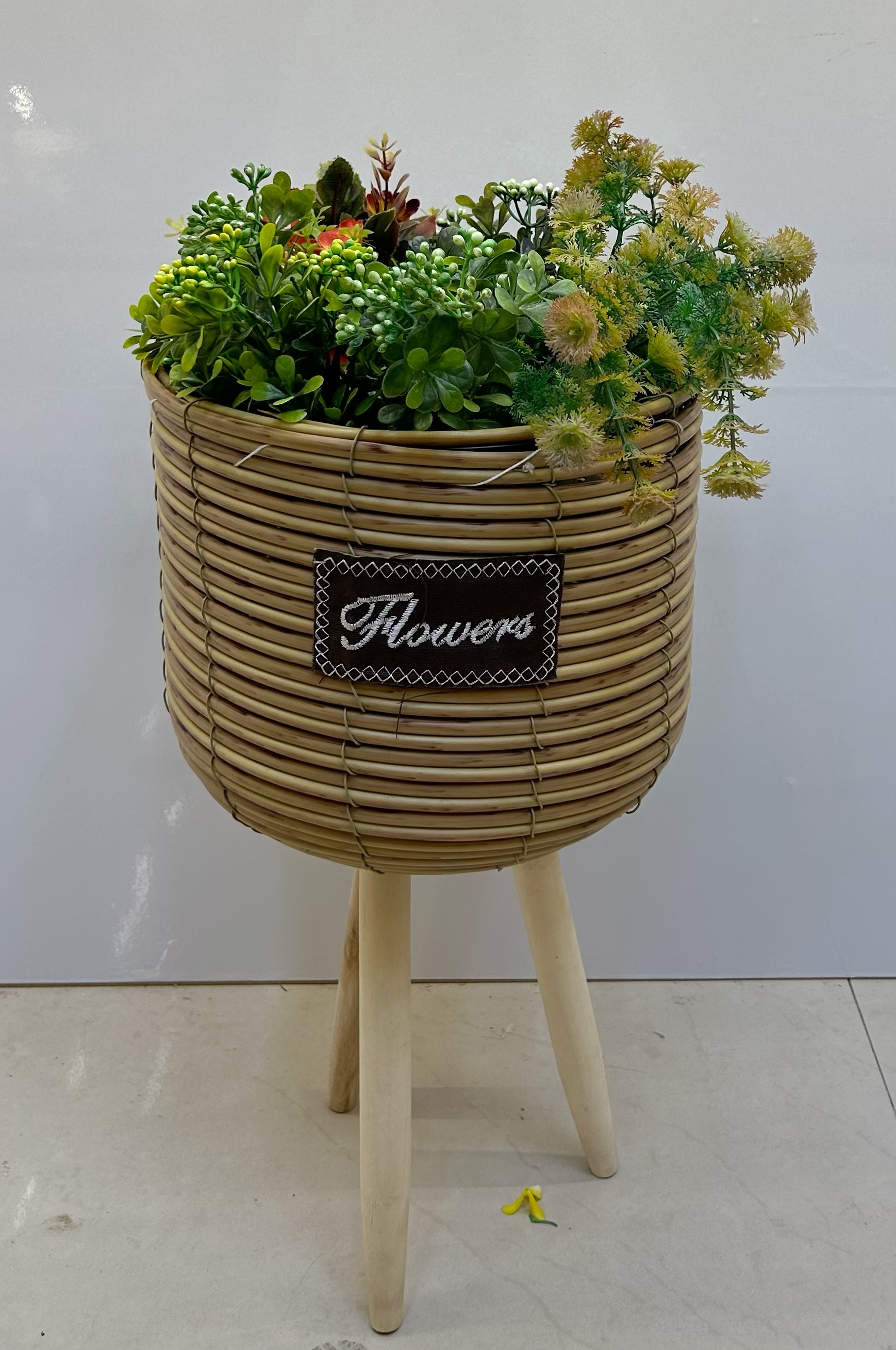 Nordic-style creative handcrafted flower baskets, wooden legs, high flower stands, floor-standing indoor green ivy flowerpots, garden potted plants, wooden legs Specification image