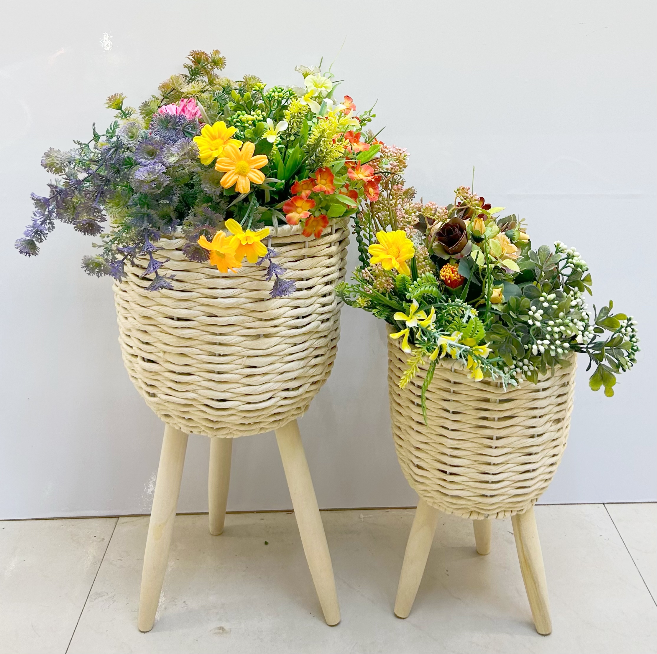 Nordic-style creative hand-woven flower baskets, wooden legs, high flower stands, floor-standing indoor decoration, green ivy flowerpots, flower and gardening potted plants, wooden legs