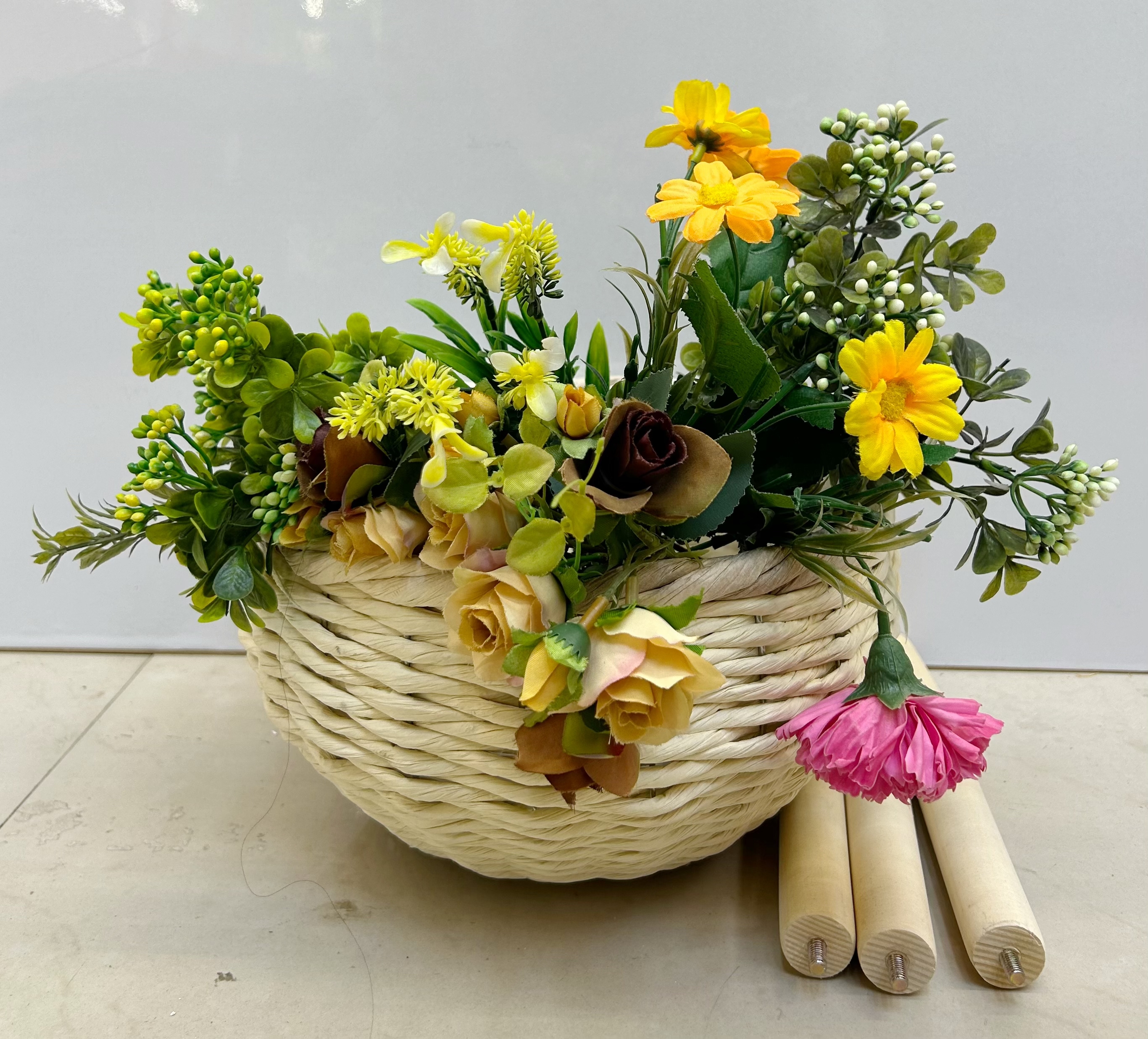 Nordic-style creative handcrafted flower baskets, wooden leg high flower stands, floor-standing indoor decoration, green ivy flowerpots, flower and gardening potted plants Application Scenario