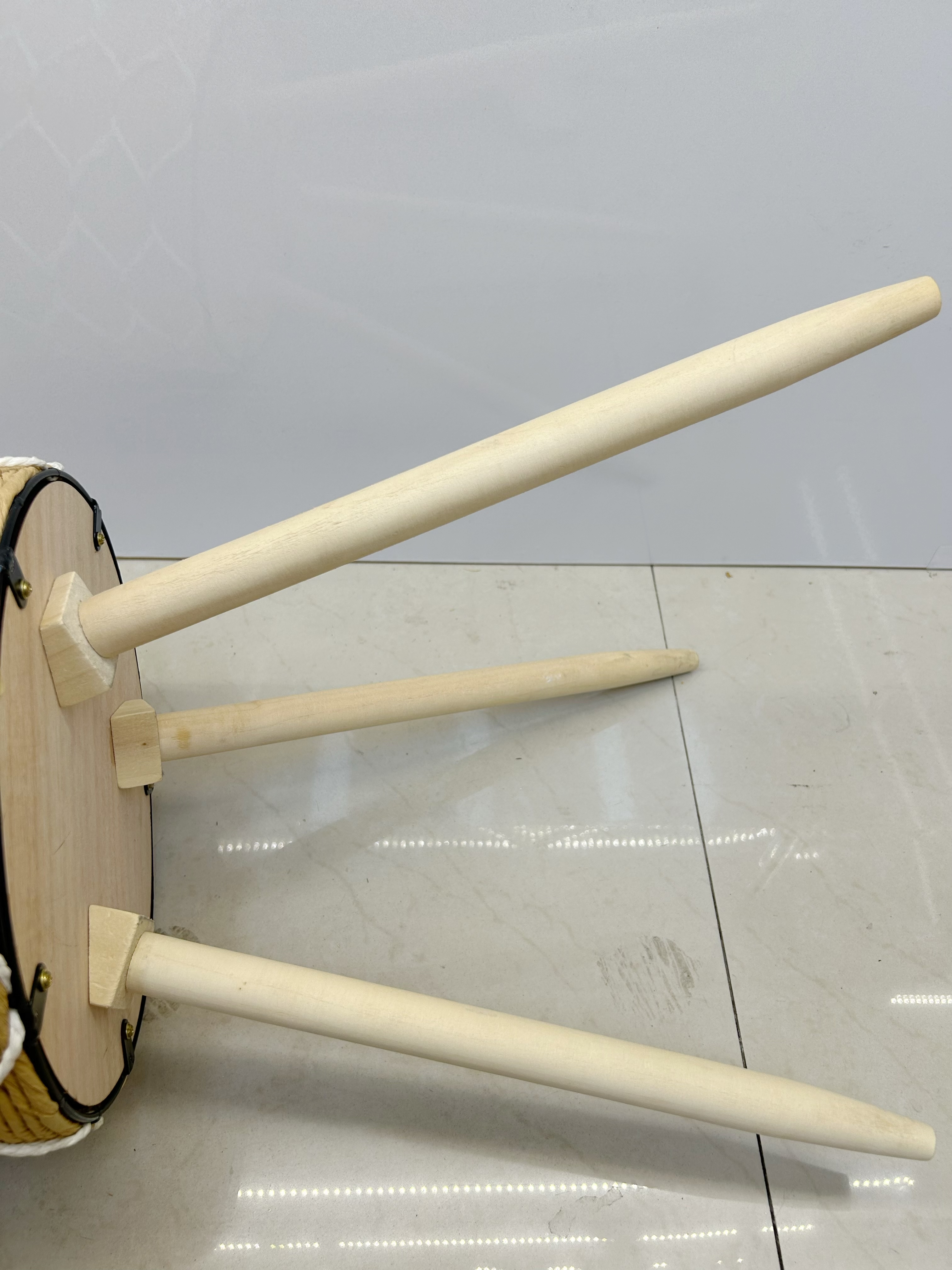 Nordic-style creative hand-woven flower baskets, wooden legs, high flower stands, floor-standing indoor decoration, green ivy flowerpots, garden potted plants, wooden legs Item Picture