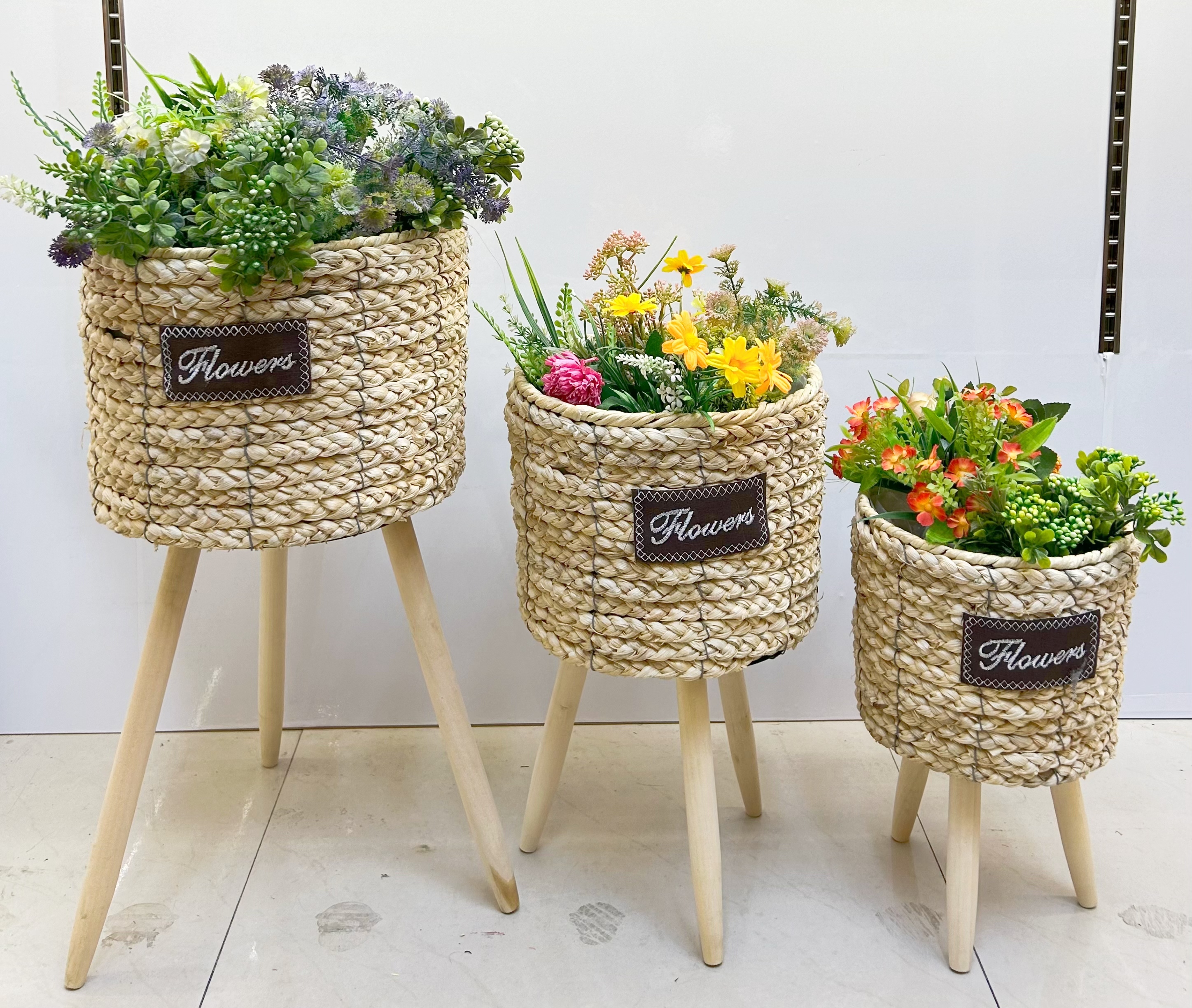 Nordic-style creative hand-woven flower baskets, wooden legs, high flower stands, floor-standing indoor decoration, green ivy flowerpots, garden potted plants, wooden legs
