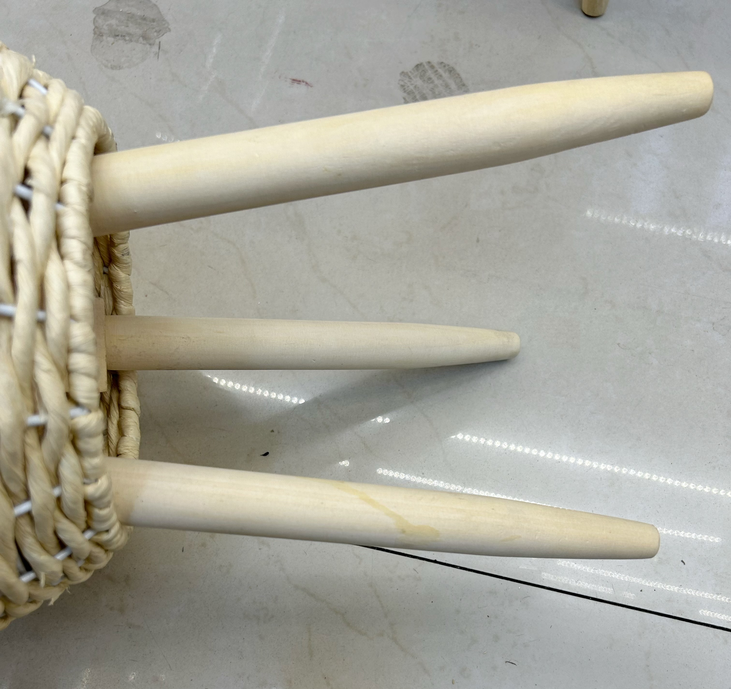 Nordic-style creative hand-woven flower baskets, wooden legs, high flower stands, floor-standing indoor decoration, green ivy flowerpots, flower and gardening potted plants, wooden legs Item Picture