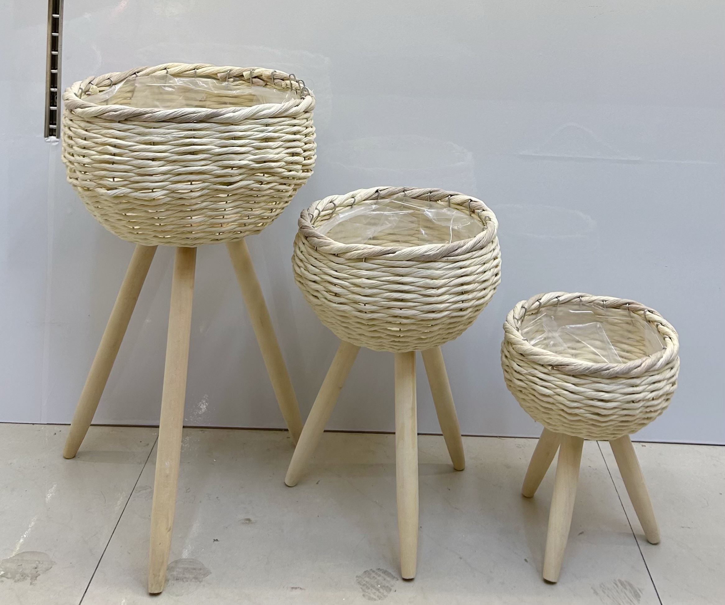 Nordic-style creative handcrafted flower baskets, wooden leg high flower stands, floor-standing indoor decoration, green ivy flowerpots, flower and gardening potted plants details Picture