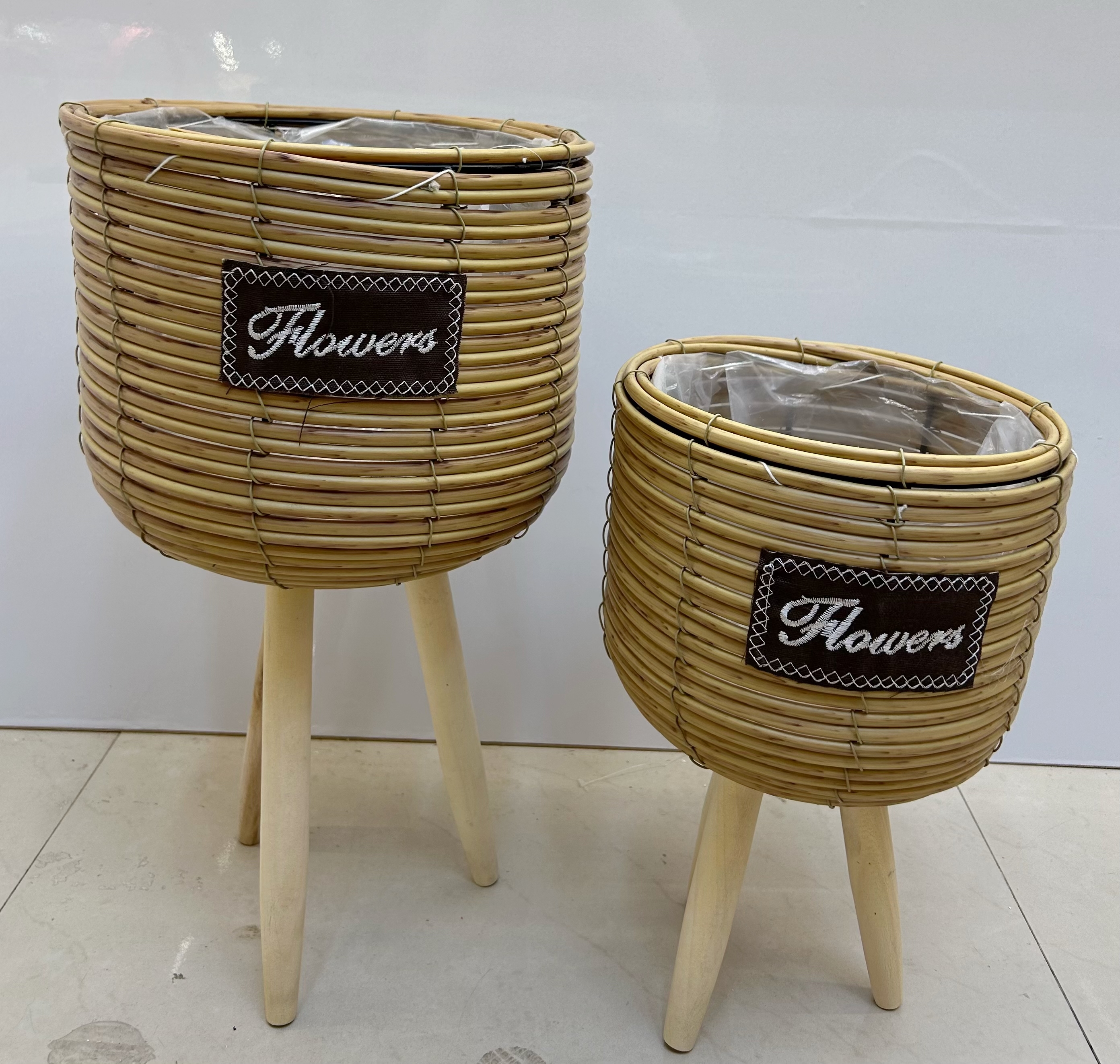 Nordic-style creative handcrafted flower baskets, wooden legs, high flower stands, floor-standing indoor green ivy flowerpots, garden potted plants, wooden legs details Picture