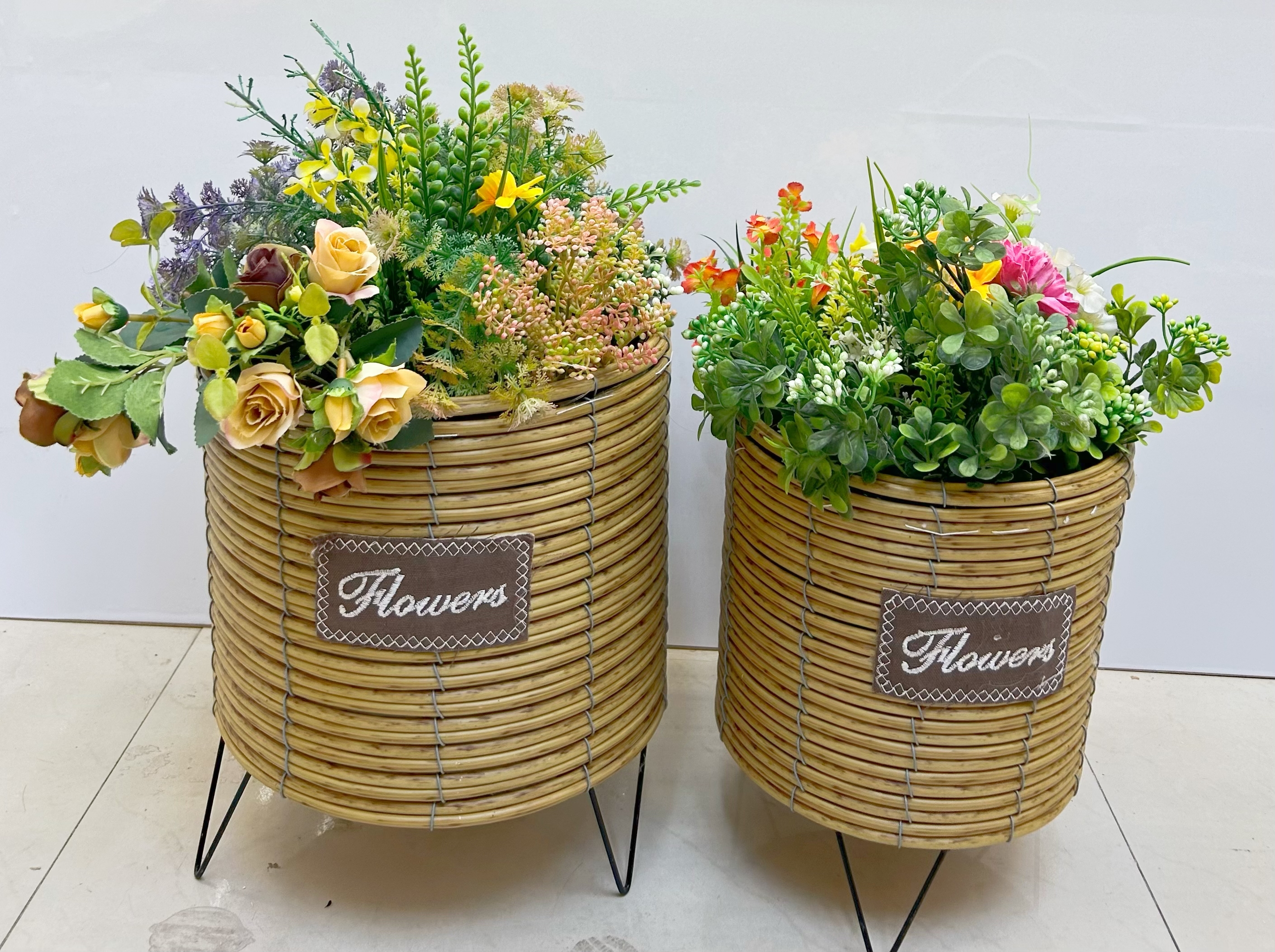 Nordic-style creative hand-woven flower baskets, wooden legs, high flower stands, floor-standing indoor decoration, green ivy flowerpots, flower and garden potted plants, iron legs