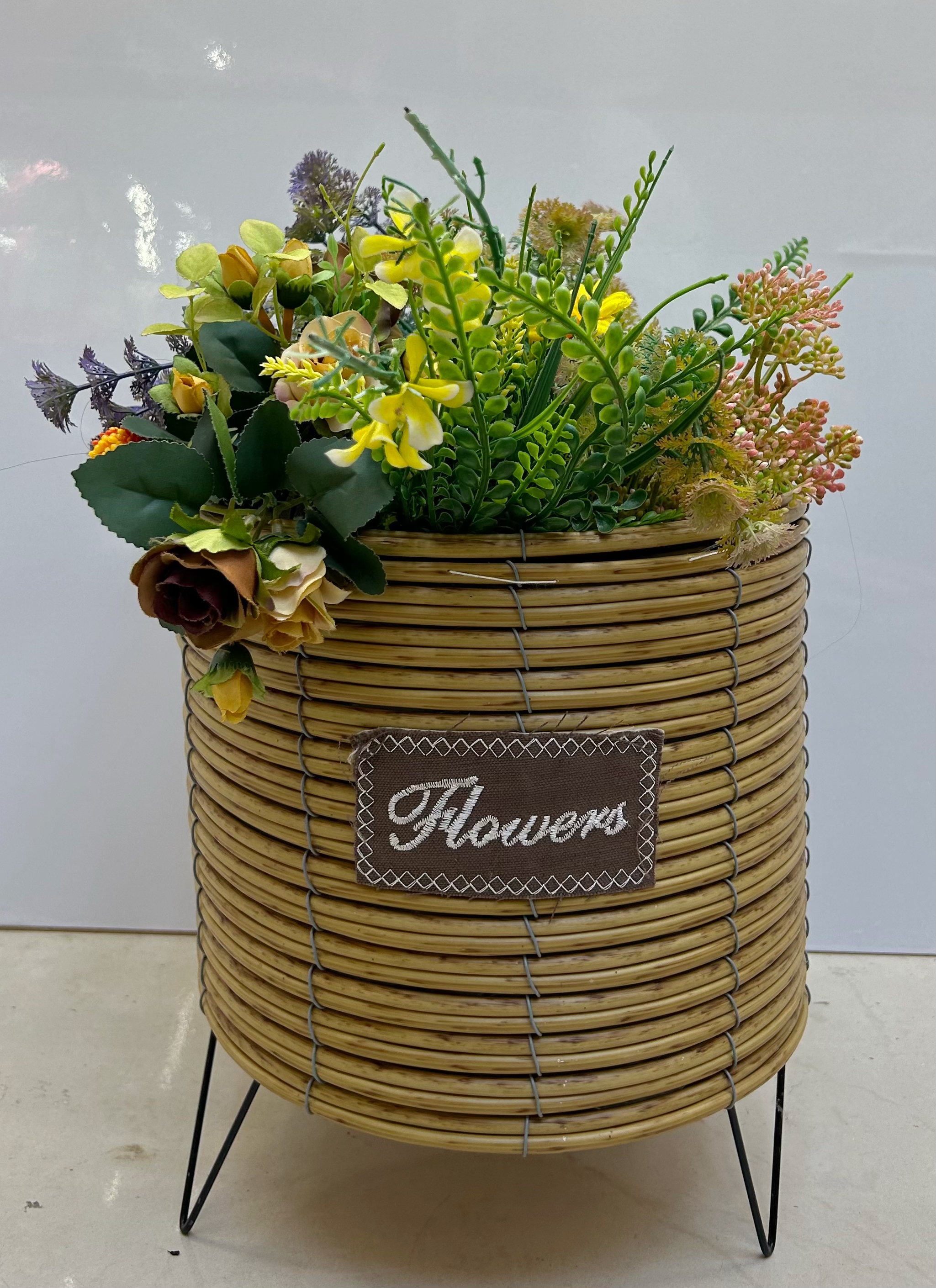 Nordic-style creative hand-woven flower baskets, wooden legs, high flower stands, floor-standing indoor decoration, green ivy flowerpots, flower and garden potted plants, iron legs Specification image