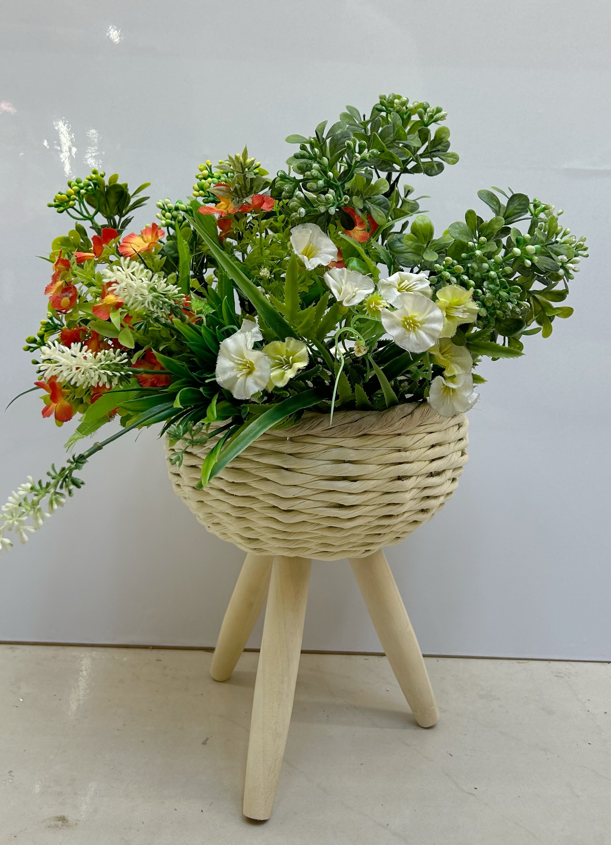 Nordic-style creative handcrafted flower baskets, wooden leg high flower stands, floor-standing indoor decoration, green ivy flowerpots, flower and gardening potted plants Item Picture