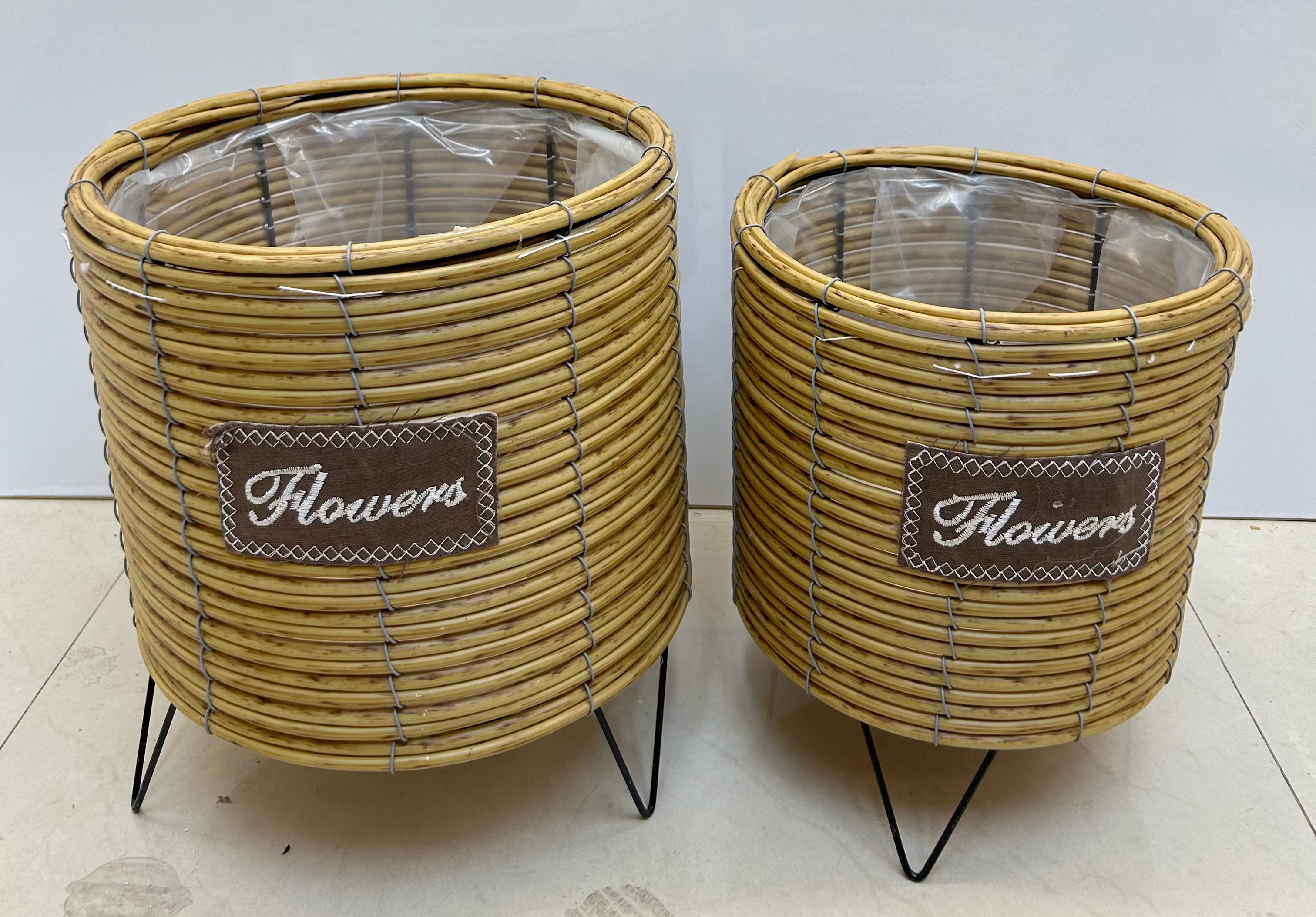 Nordic-style creative hand-woven flower baskets, wooden legs, high flower stands, floor-standing indoor decoration, green ivy flowerpots, flower and garden potted plants, iron legs details Picture