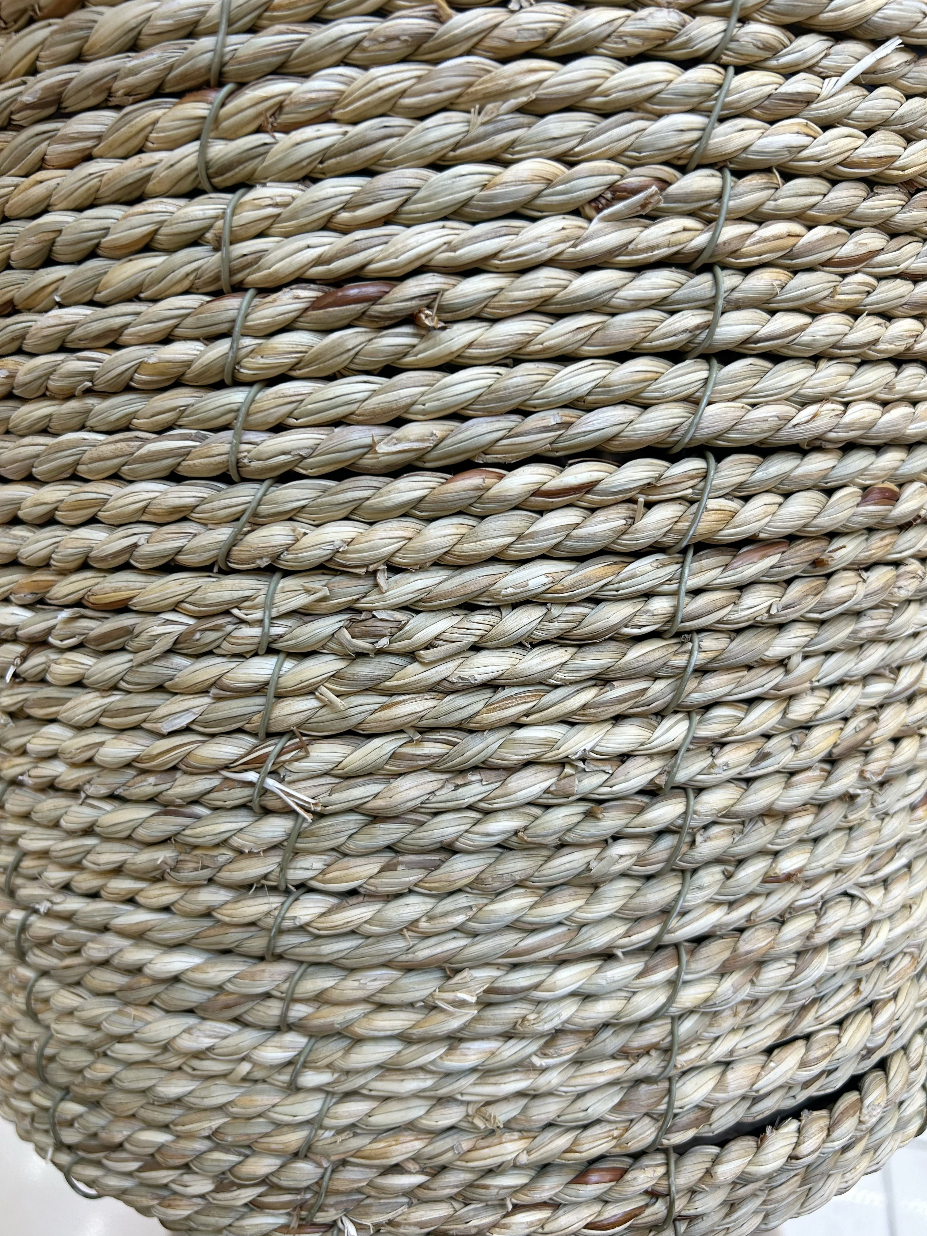 Nordic-style creative hand-woven flower baskets, wooden legs, high flower stands, floor-standing indoor decoration, green ivy flowerpots, garden potted plants, wooden legs Application Scenario