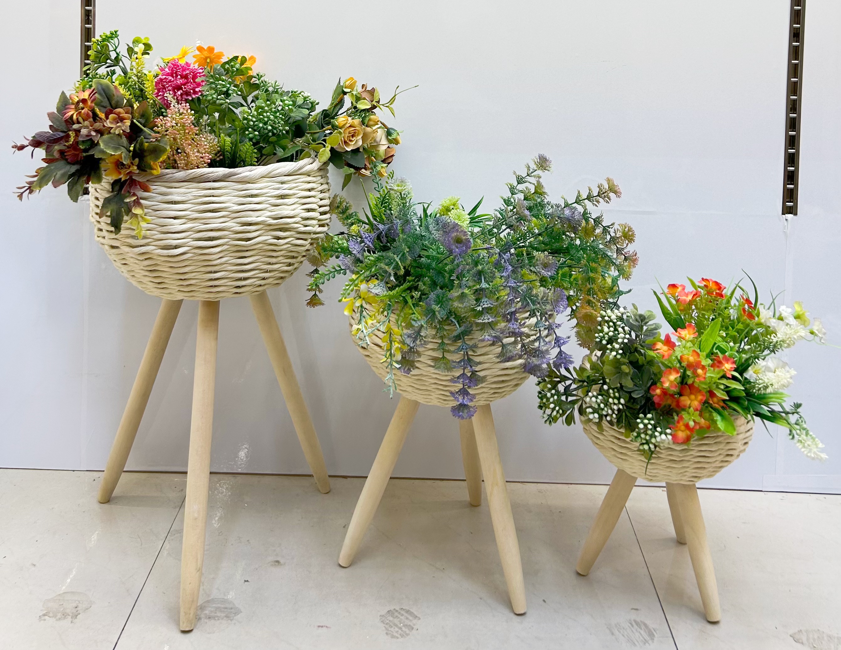 Nordic-style creative handcrafted flower baskets, wooden leg high flower stands, floor-standing indoor decoration, green ivy flowerpots, flower and gardening potted plants