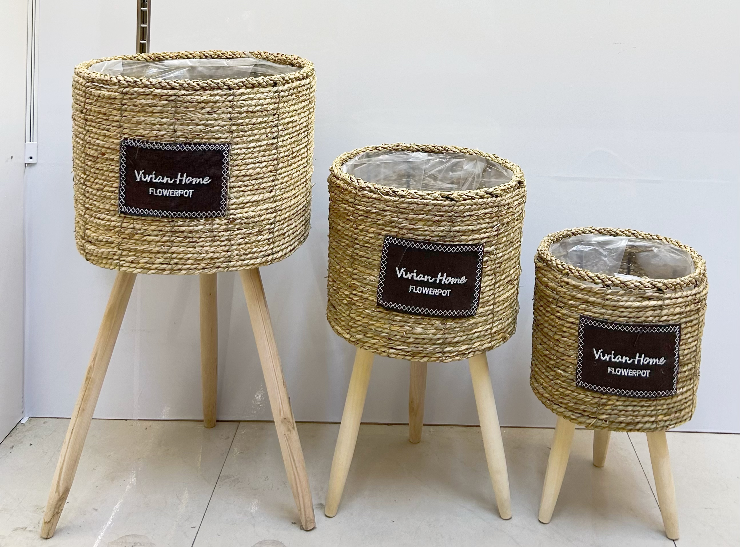 Nordic-style creative hand-woven flower baskets, wooden legs, high flower stands, floor-standing indoor decoration, green ivy flowerpots, garden potted plants, wooden legs details Picture