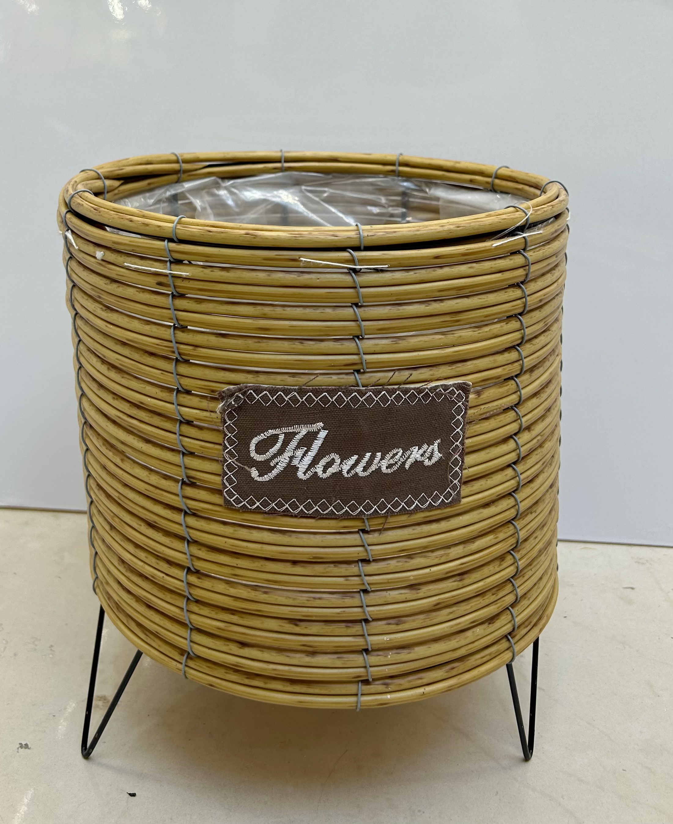 Nordic-style creative hand-woven flower baskets, wooden legs, high flower stands, floor-standing indoor decoration, green ivy flowerpots, flower and garden potted plants, iron legs Application Scenario