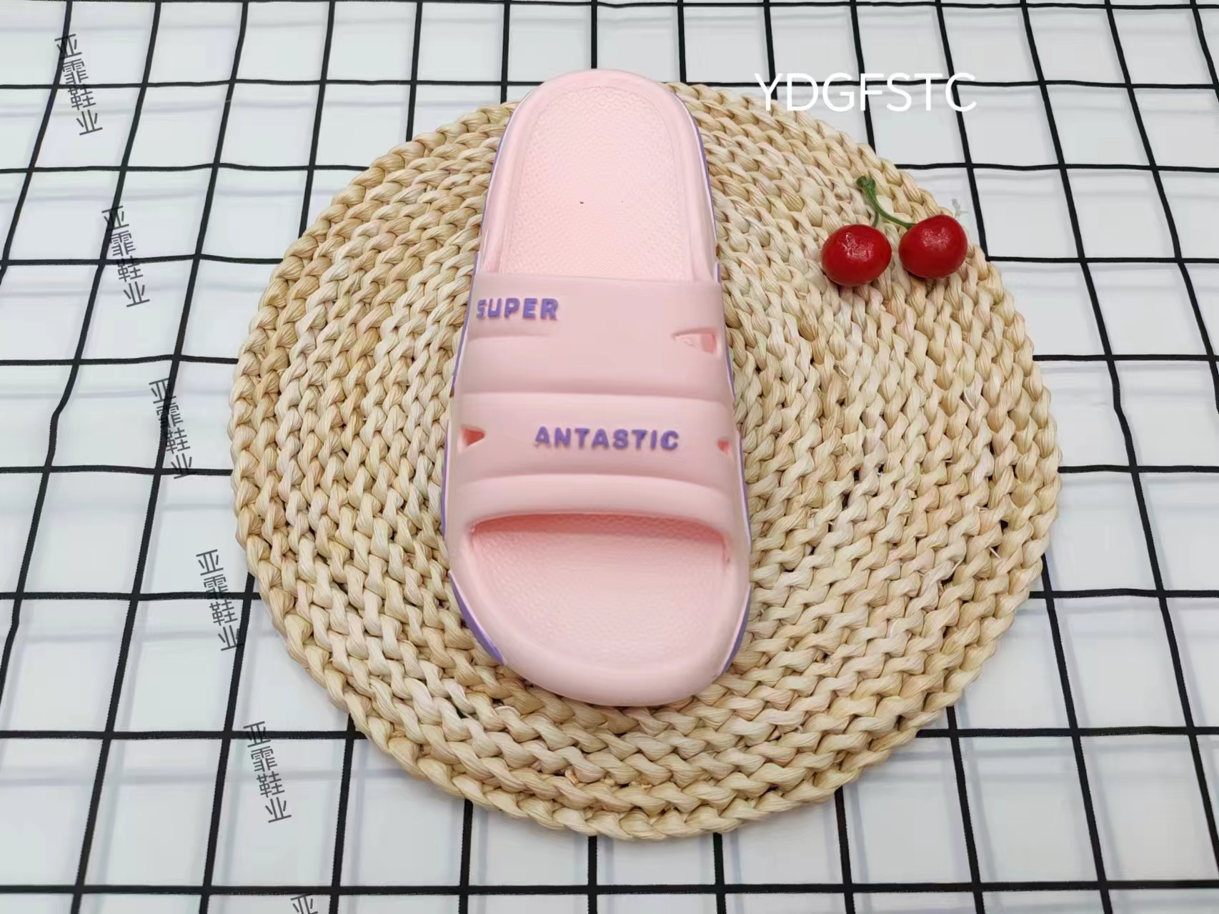 Summer fashionable and simple flip-flops