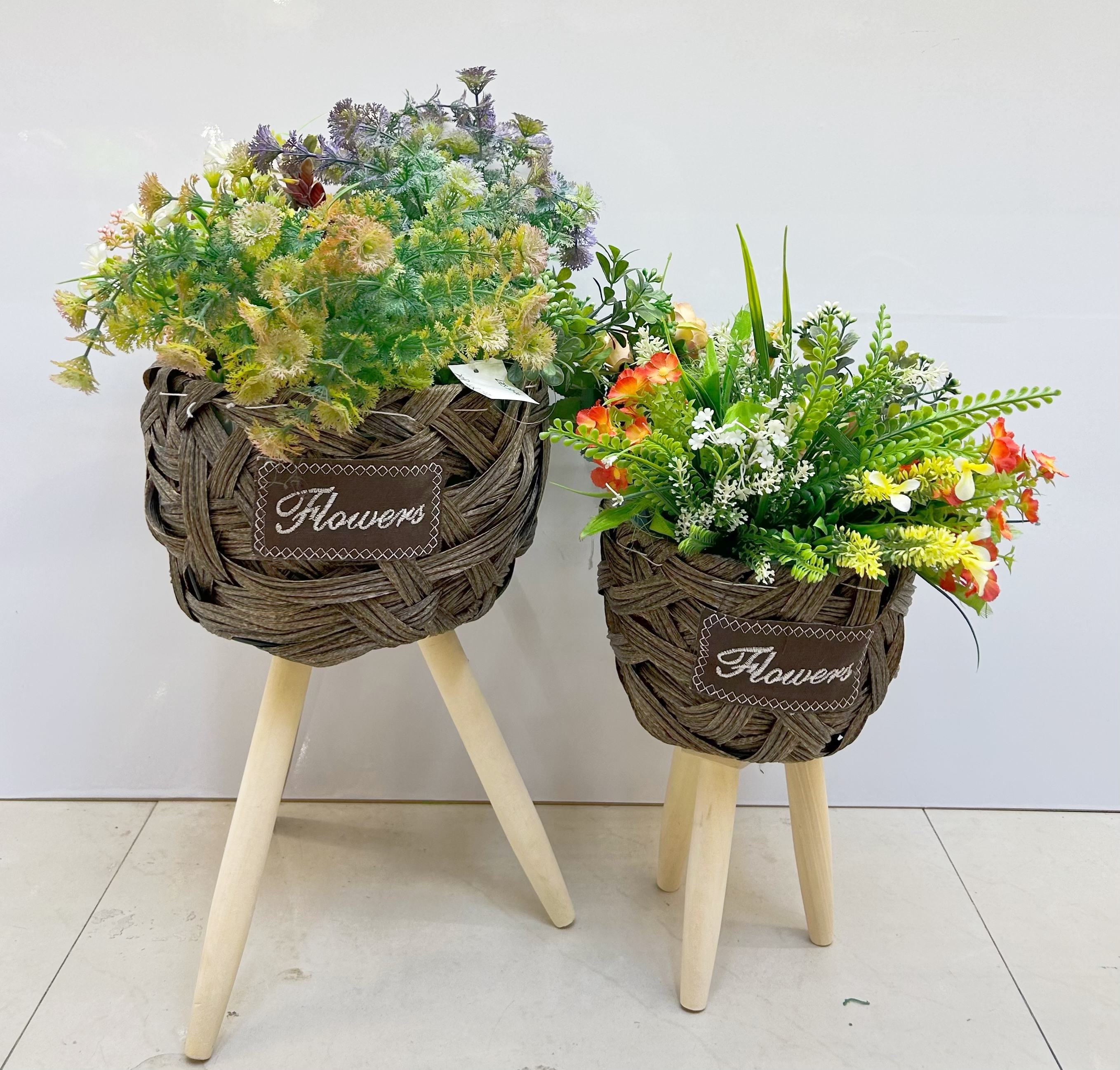 Nordic-style creative hand-woven flower baskets, wooden legs, high flower stands, floor-standing indoor and outdoor decorations, green ivy flowerpots, garden potted plants