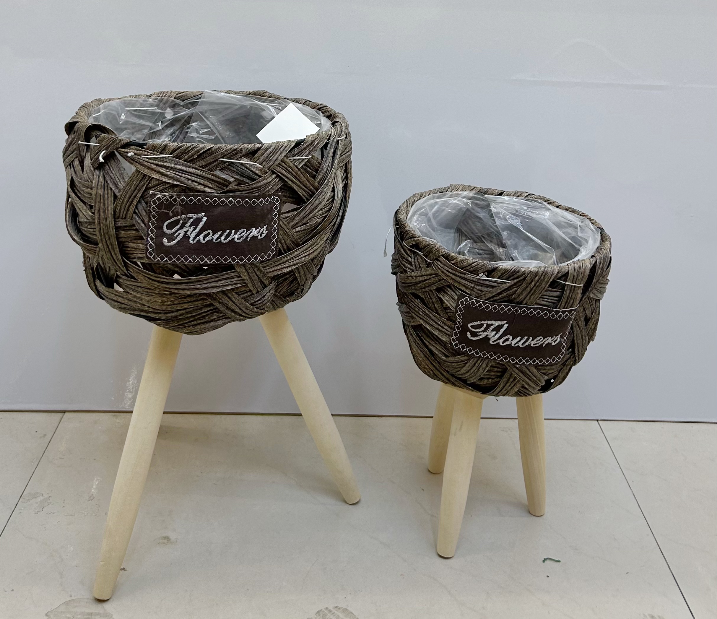 Nordic-style creative hand-woven flower baskets, wooden legs, high flower stands, floor-standing indoor and outdoor decorations, green ivy flowerpots, garden potted plants details Picture