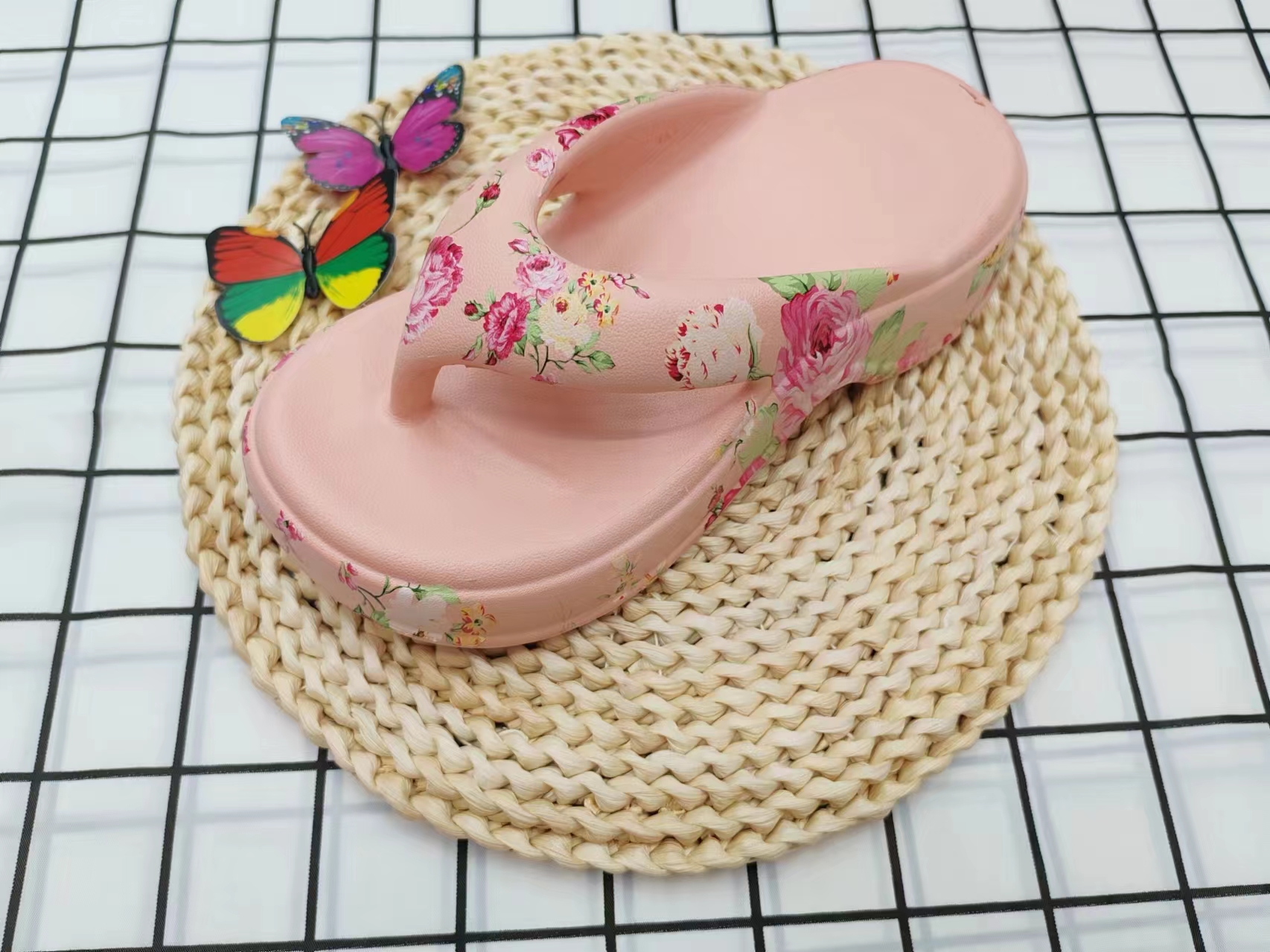 Summer fashion printed thick-soled flip-flops details Picture