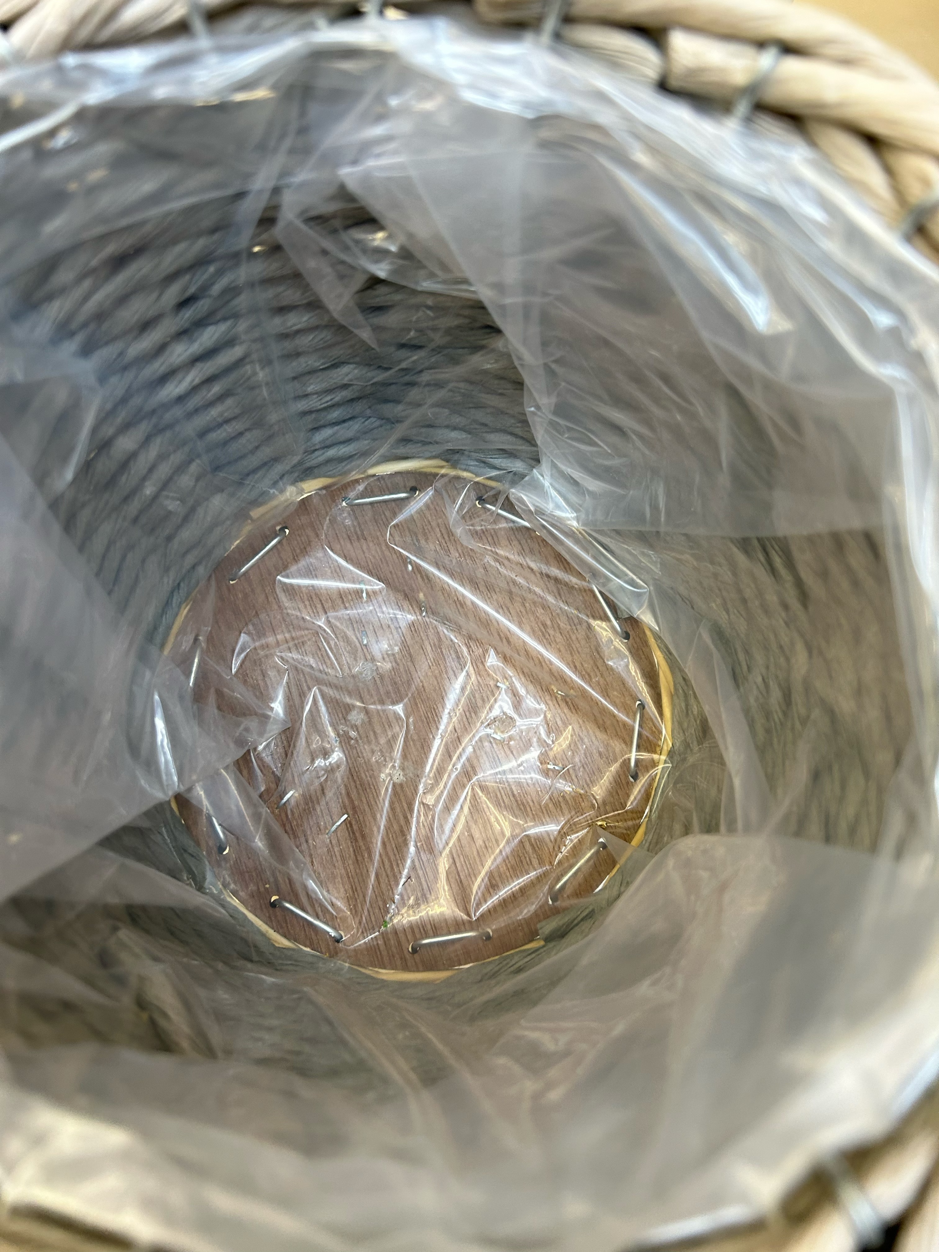 Nordic-style creative hand-woven flower baskets, wooden legs, high flower stands, floor-standing indoor decoration, green ivy flowerpots, garden potted plants Application Scenario