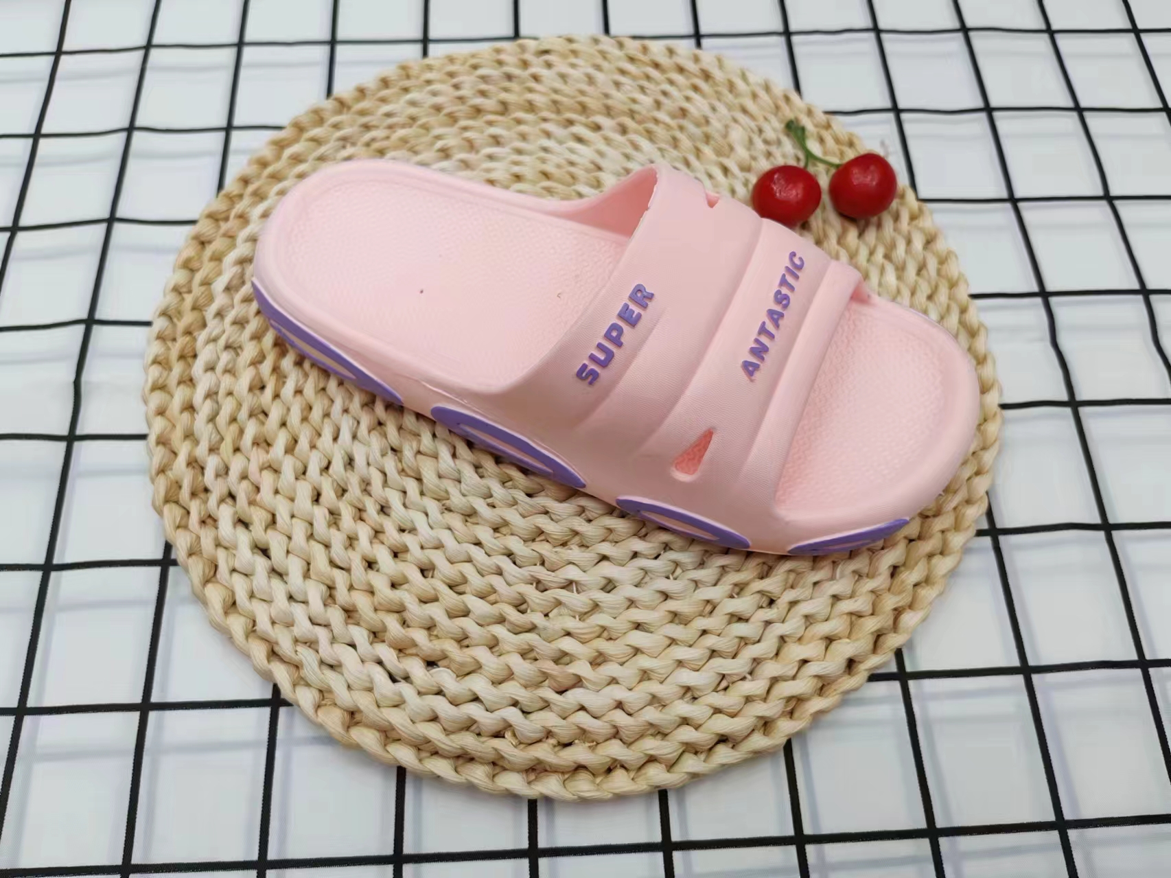Summer fashionable and simple flip-flops details Picture