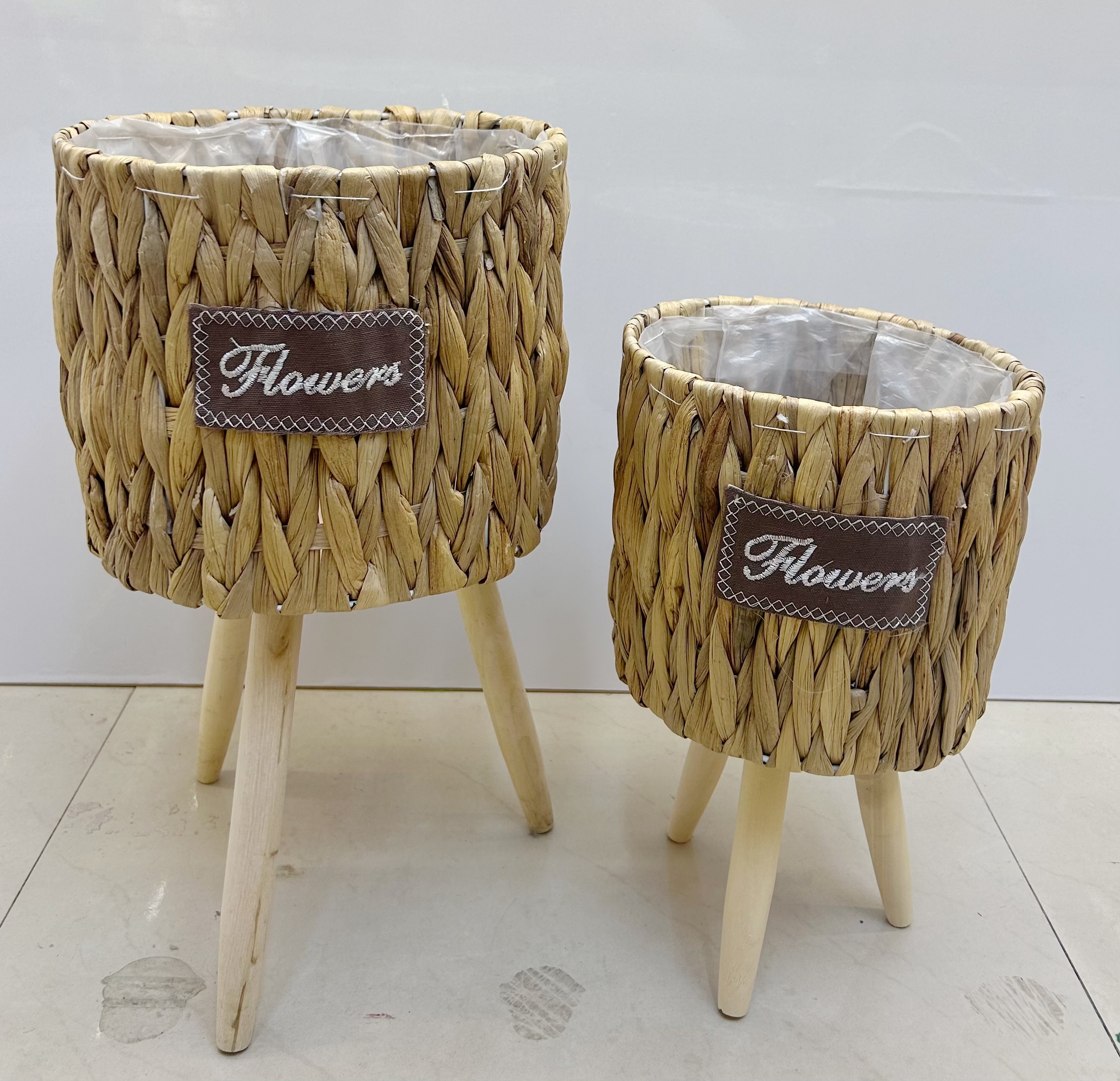 Nordic-style creative hand-woven flower baskets, wooden legs, high flower stands, floor-standing indoor decoration, green ivy flowerpots, garden potted plants details Picture