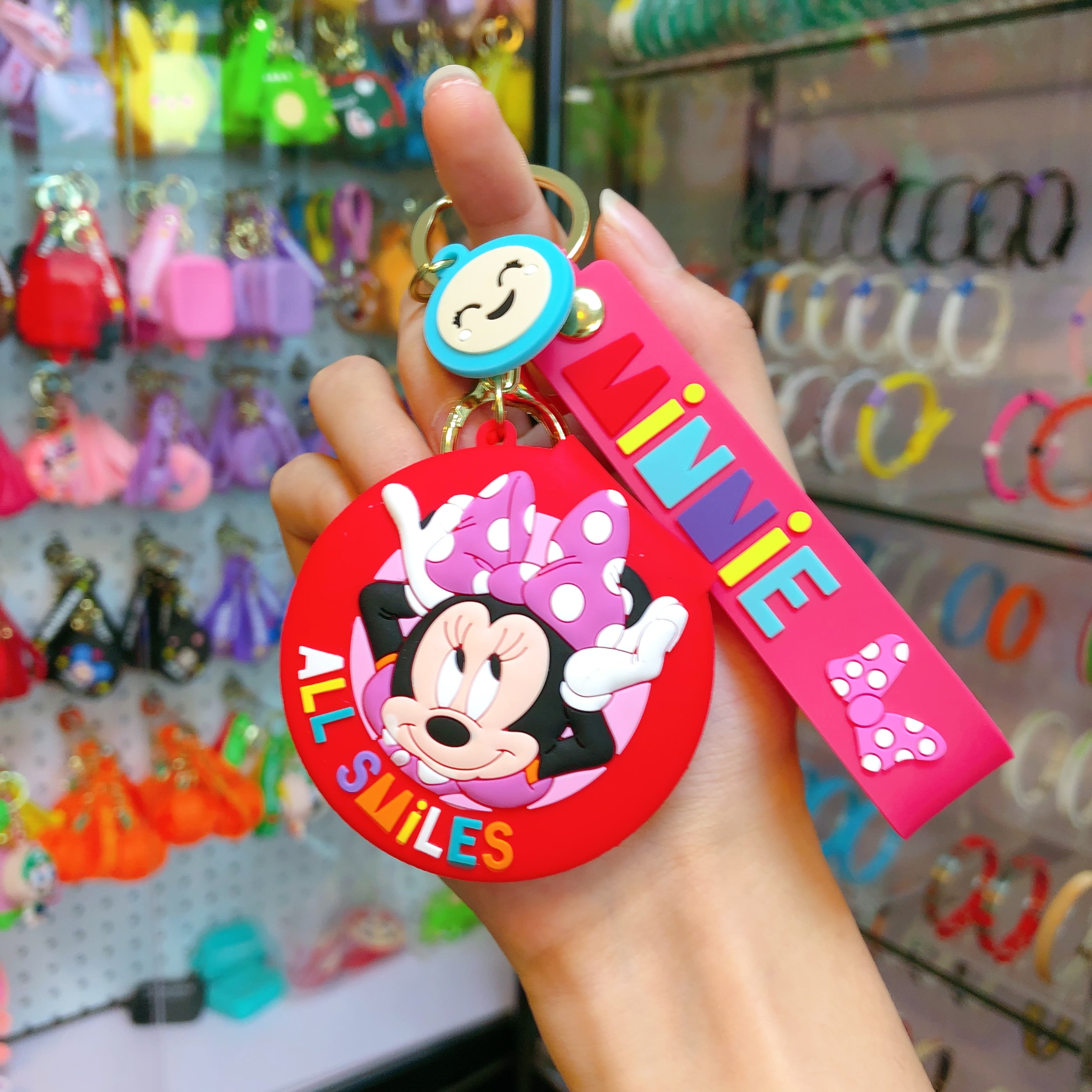 Wholesale of cute cartoon silicone Minnie keychains, convenient makeup mirrors for girls, couple pendants and small gifts Application Scenario
