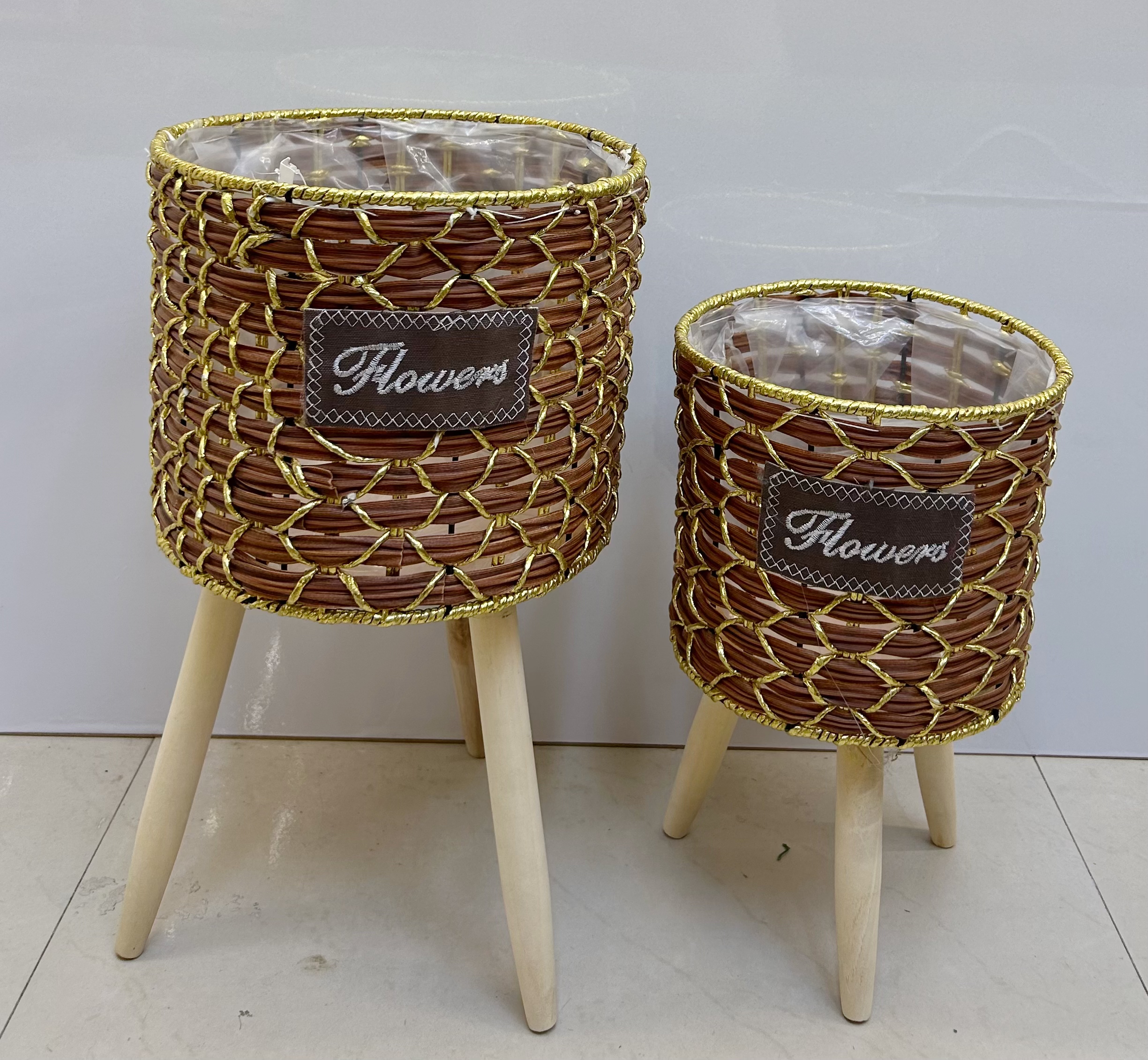 Nordic style creative, pure handcrafted gold thread woven flower baskets, wooden legs, high flower stands, floor-standing indoor and outdoor decoration, green ivy garden potted plants details Picture