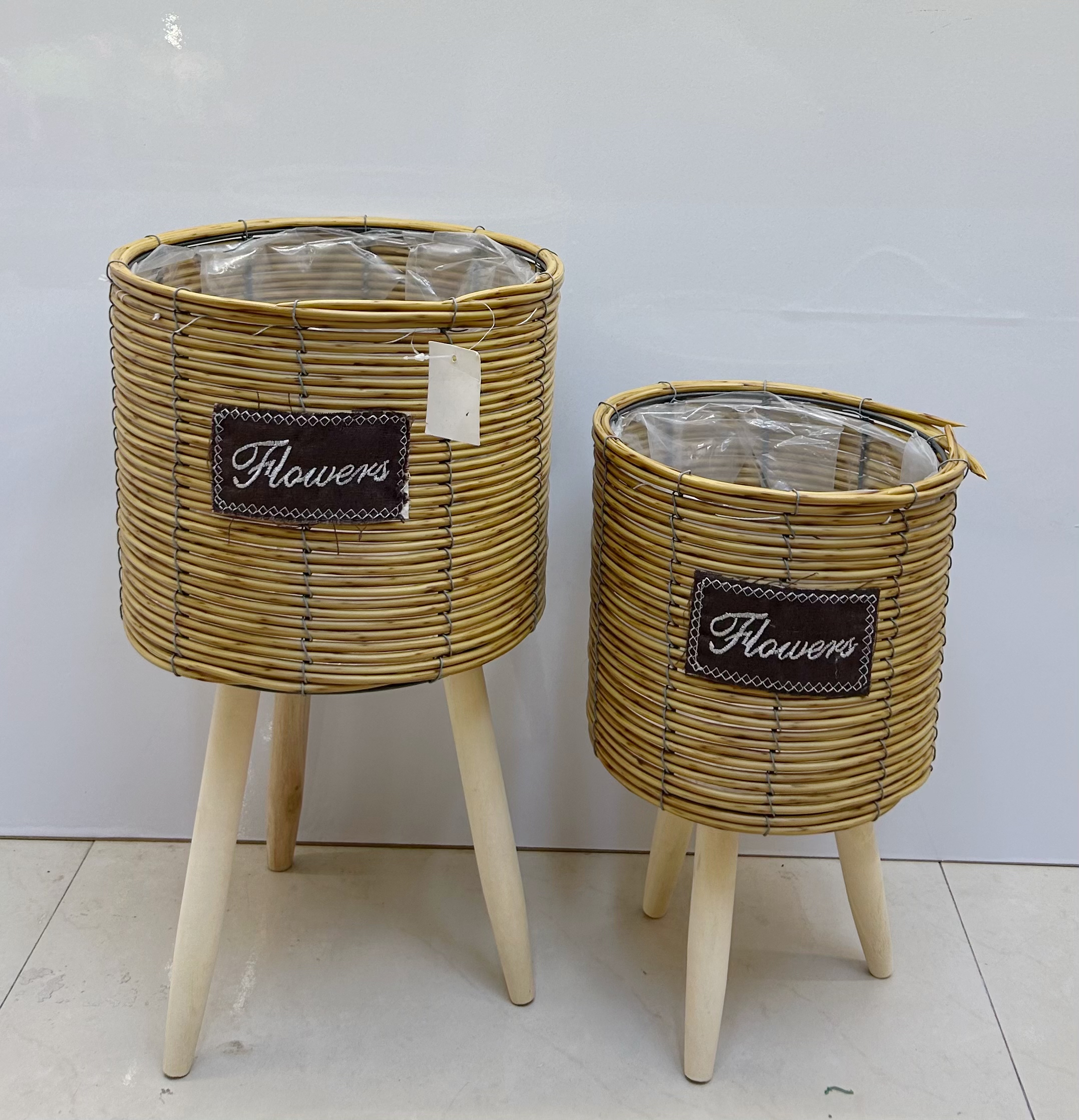 Nordic-style creative hand-woven flower baskets, wooden legs, high flower stands, floor-standing indoor and outdoor decorative green ivy garden potted plants details Picture