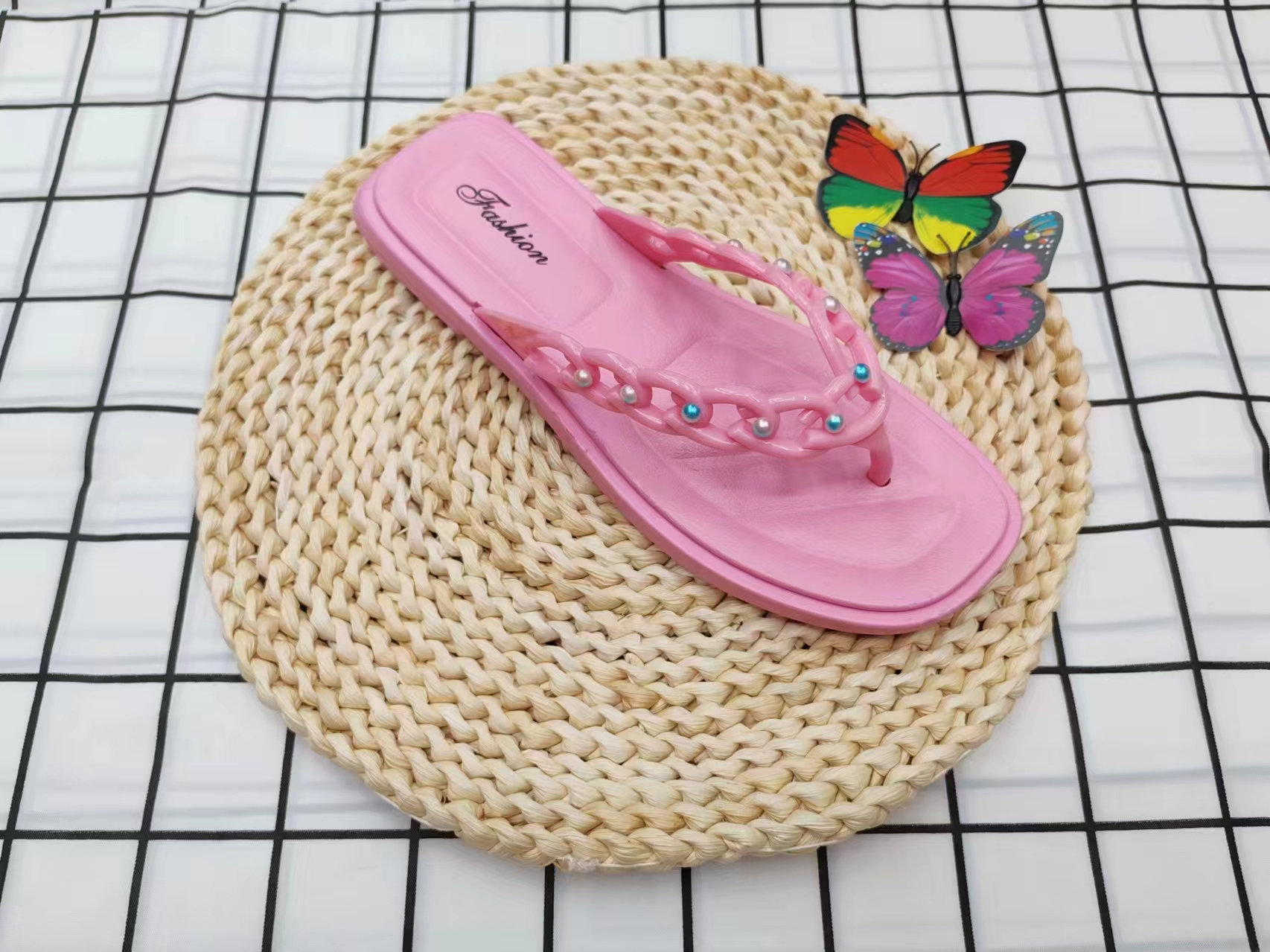 Summer fashion: Wear colorful pearl flip-flops outside details Picture